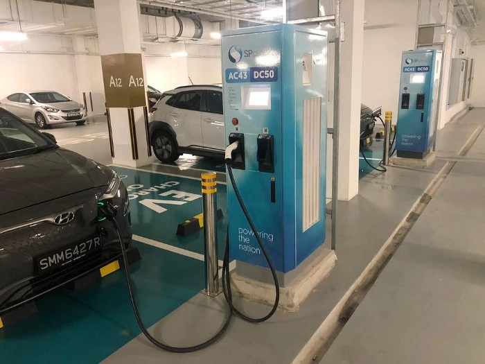 Một điểm sạc xe điện tại hầm tòa tháp thương mại 5 Science Park Drive trong Công viên Công nghệ Singapore.