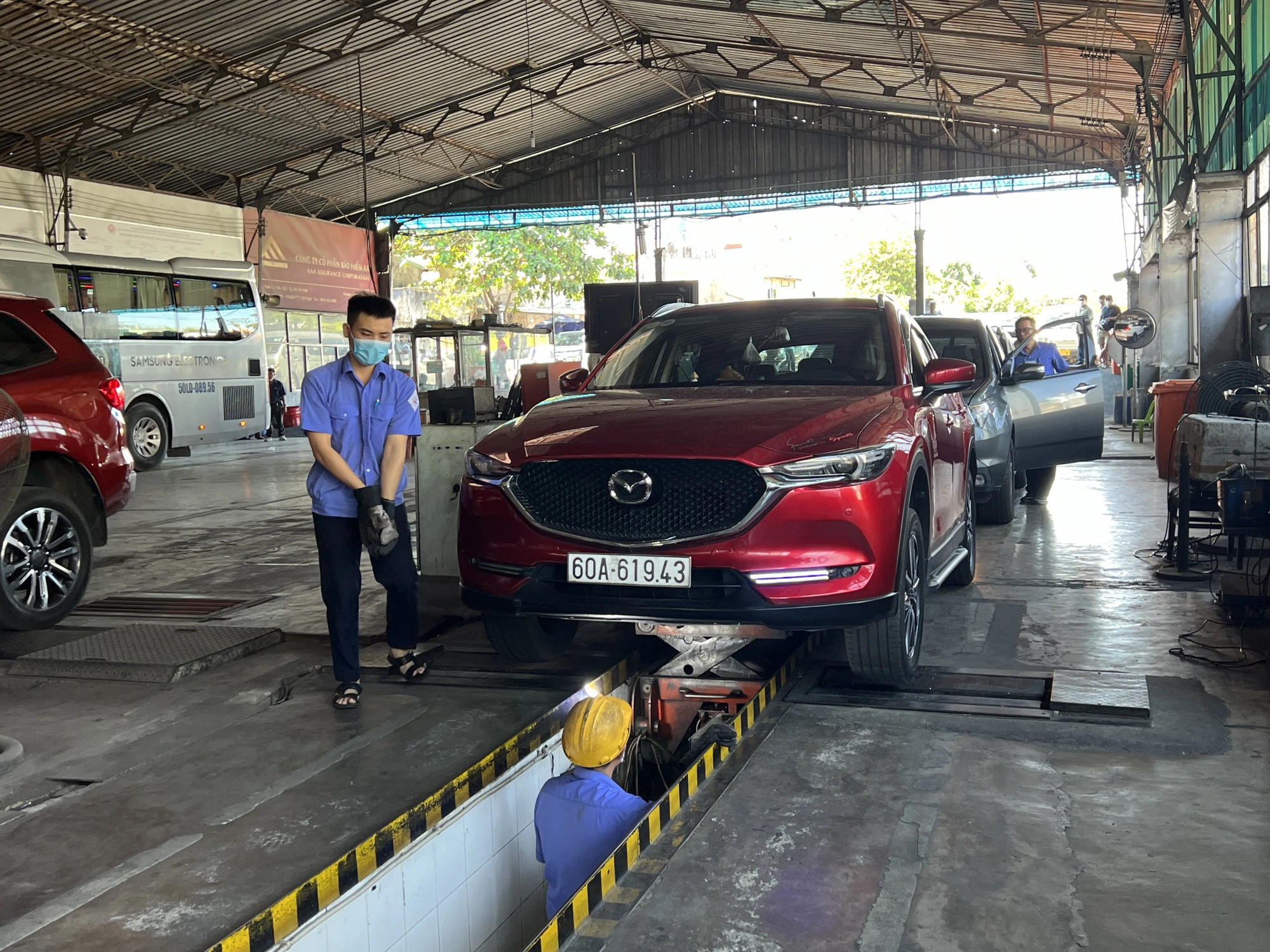 TP.HCM: Nộp hồ sơ xe mới khó hơn khi đăng kiểm đông trở lại 