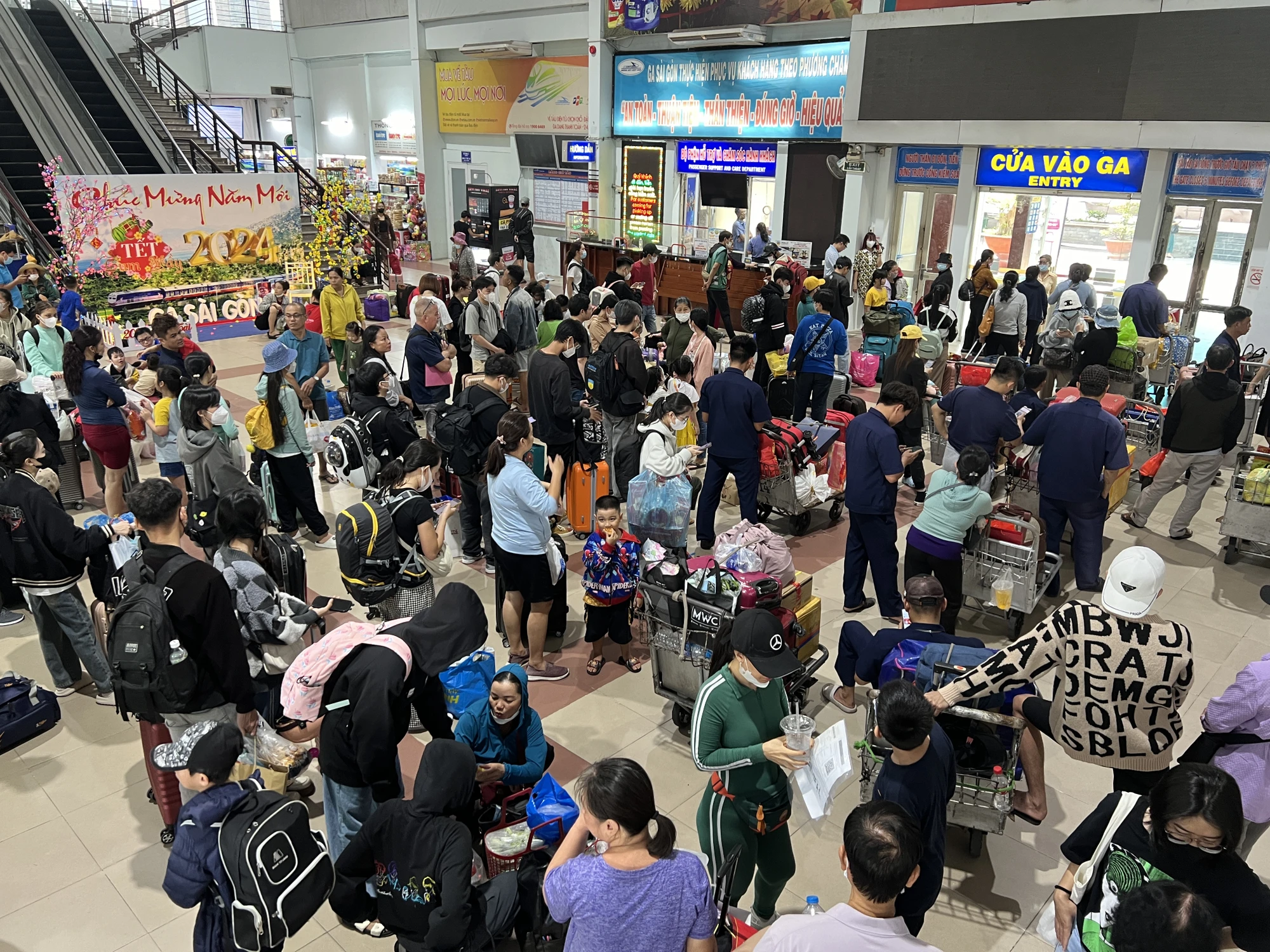 Ga Sài Gòn đông đúc hành khách về quê.