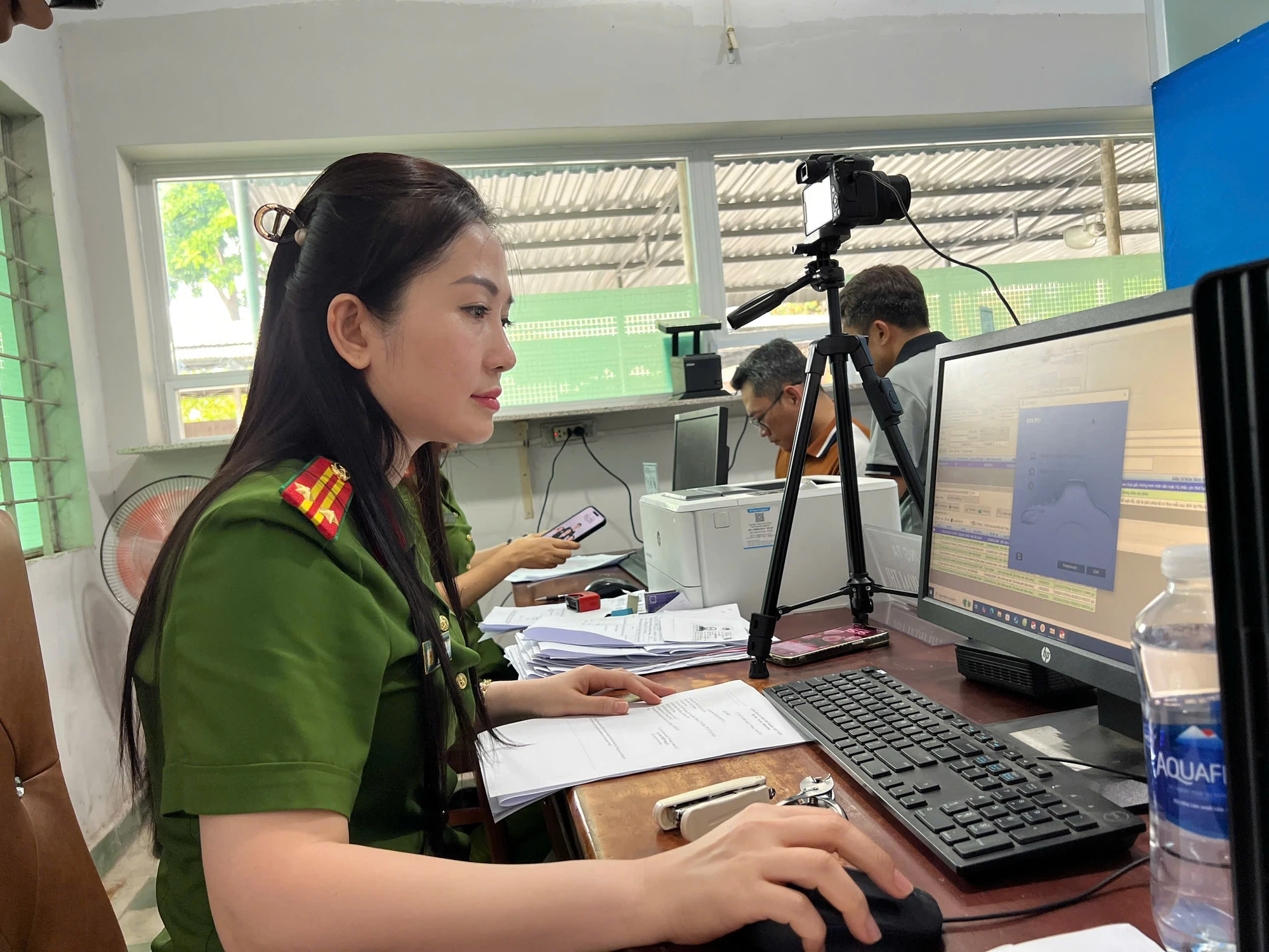 Người dân mừng vì đổi giấy phép lái xe tại Công an phường chỉ mất hơn 5 phút