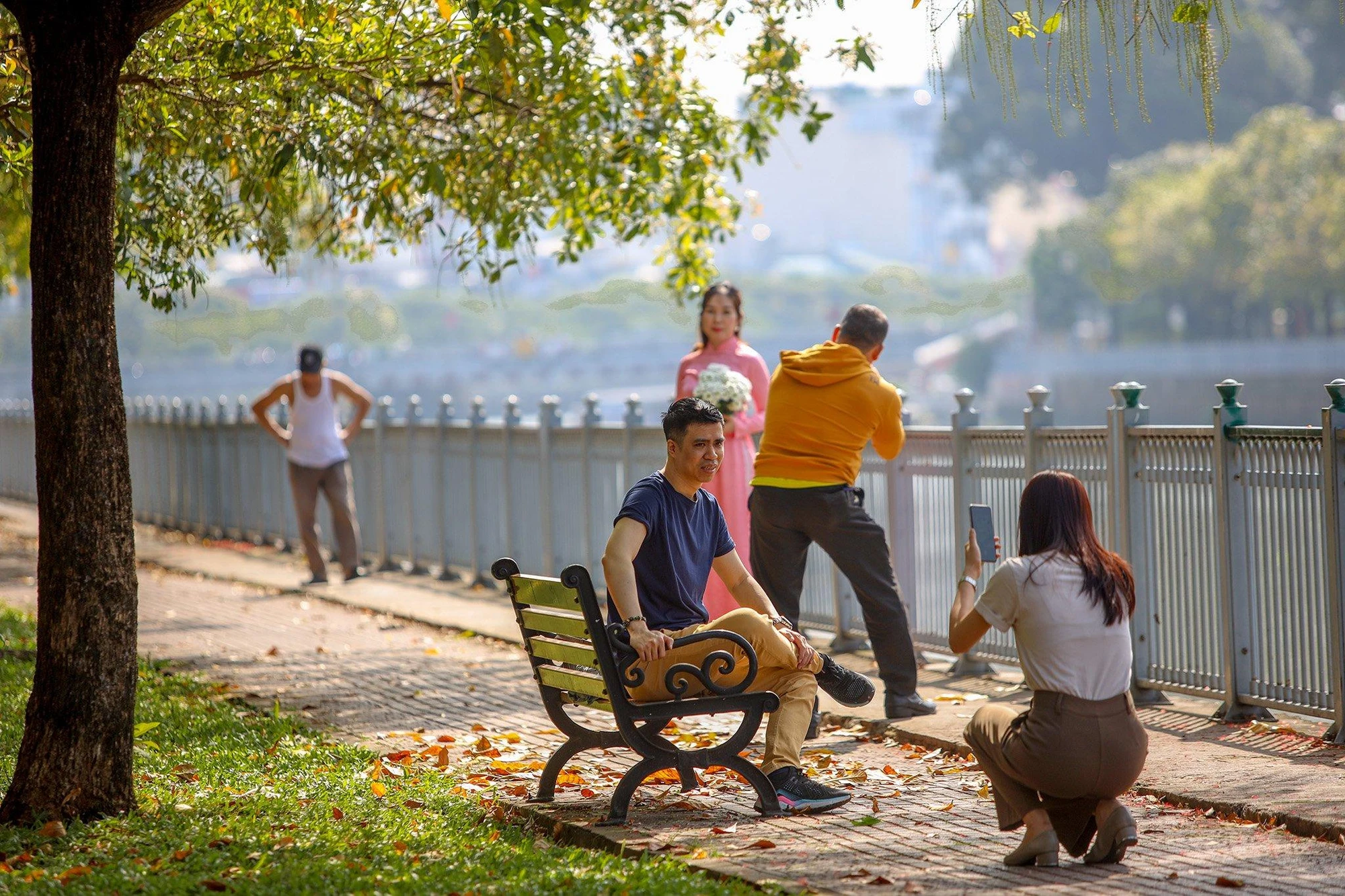 Nhiều người dân hào hứng đến đây "check in" để lưu lại những bức ảnh đẹp. Ảnh: NGUYỆT NHI Nhiều người dân hào hứng đến đây "check in" để lưu lại những bức ảnh đẹp. Ảnh: NGUYỆT NHI