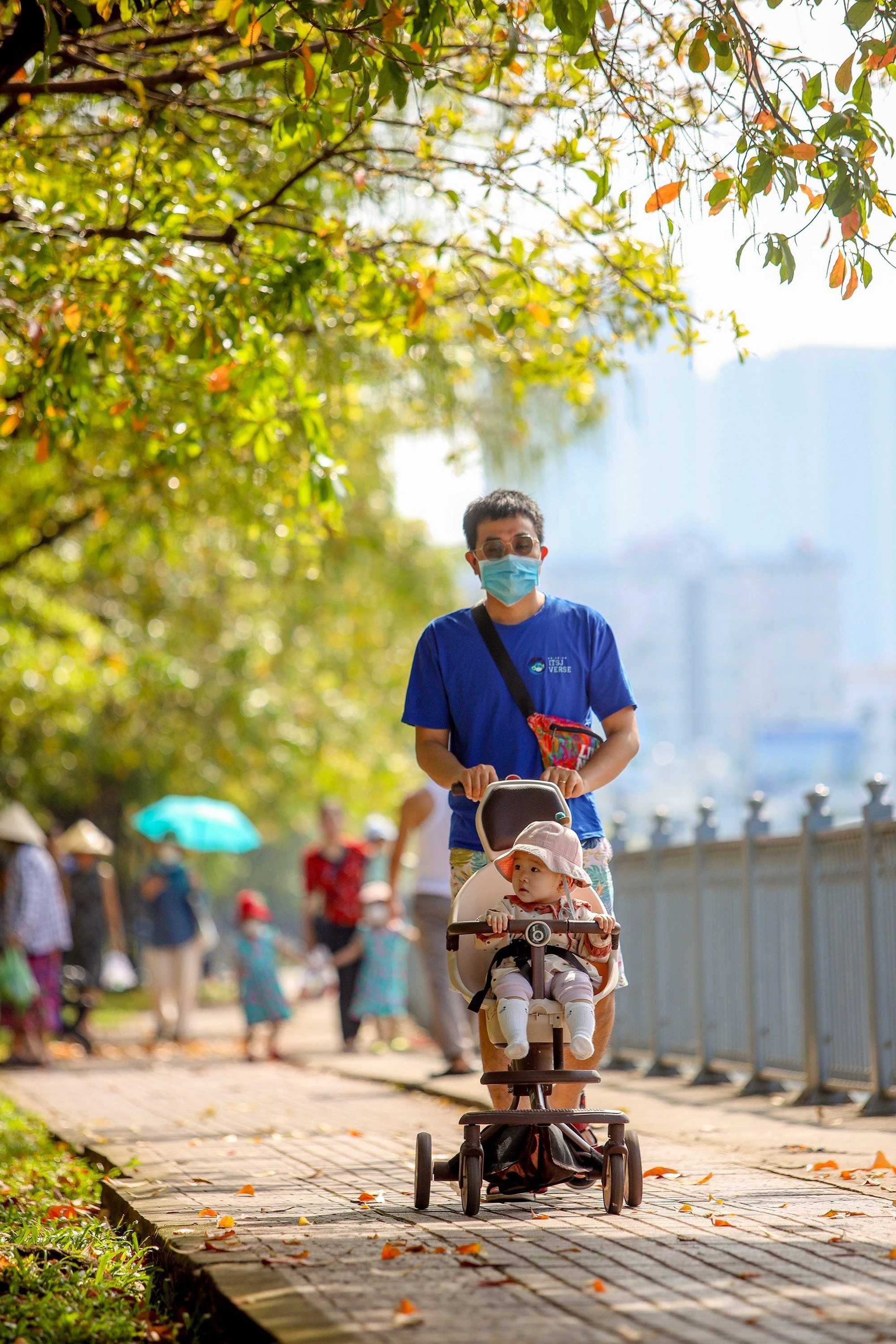 Một số khác cho con dạo quanh khu vực này để tận hưởng không khí trong trẻo, mát mẻ của thành phố. Ảnh: NGUYỆT NHI Một số khác cho con dạo quanh khu vực này để tận hưởng không khí trong trẻo, mát mẻ của thành phố. Ảnh: NGUYỆT NHI