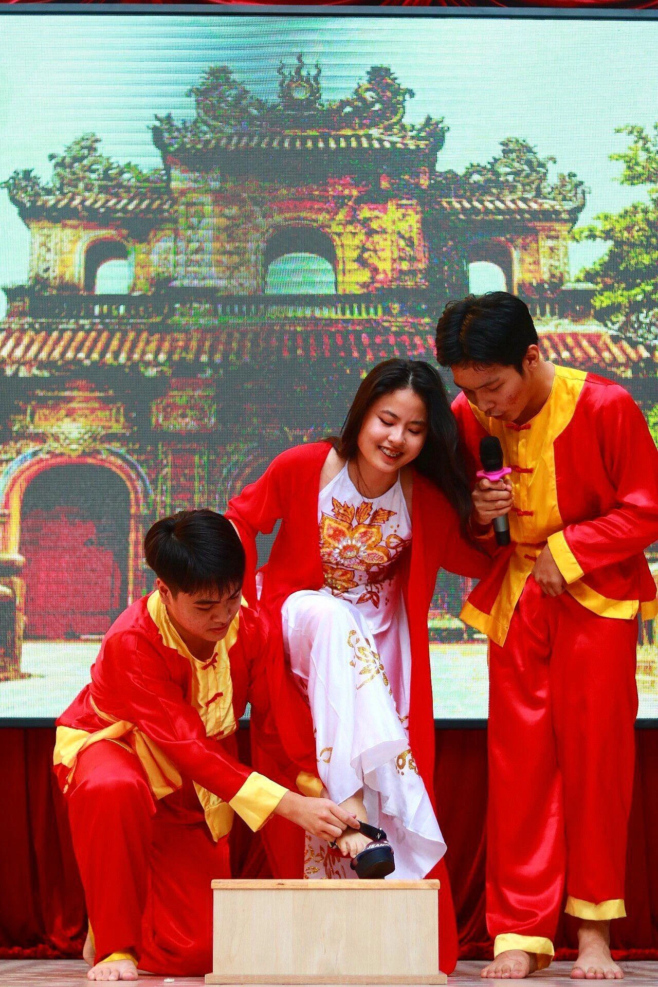 Tất cả các em HS Trường THPT Ten Lơ Man đều vô cùng hào hứng và thích thú với các tiết mục biểu diễn. Ảnh: TÚ NGÂN