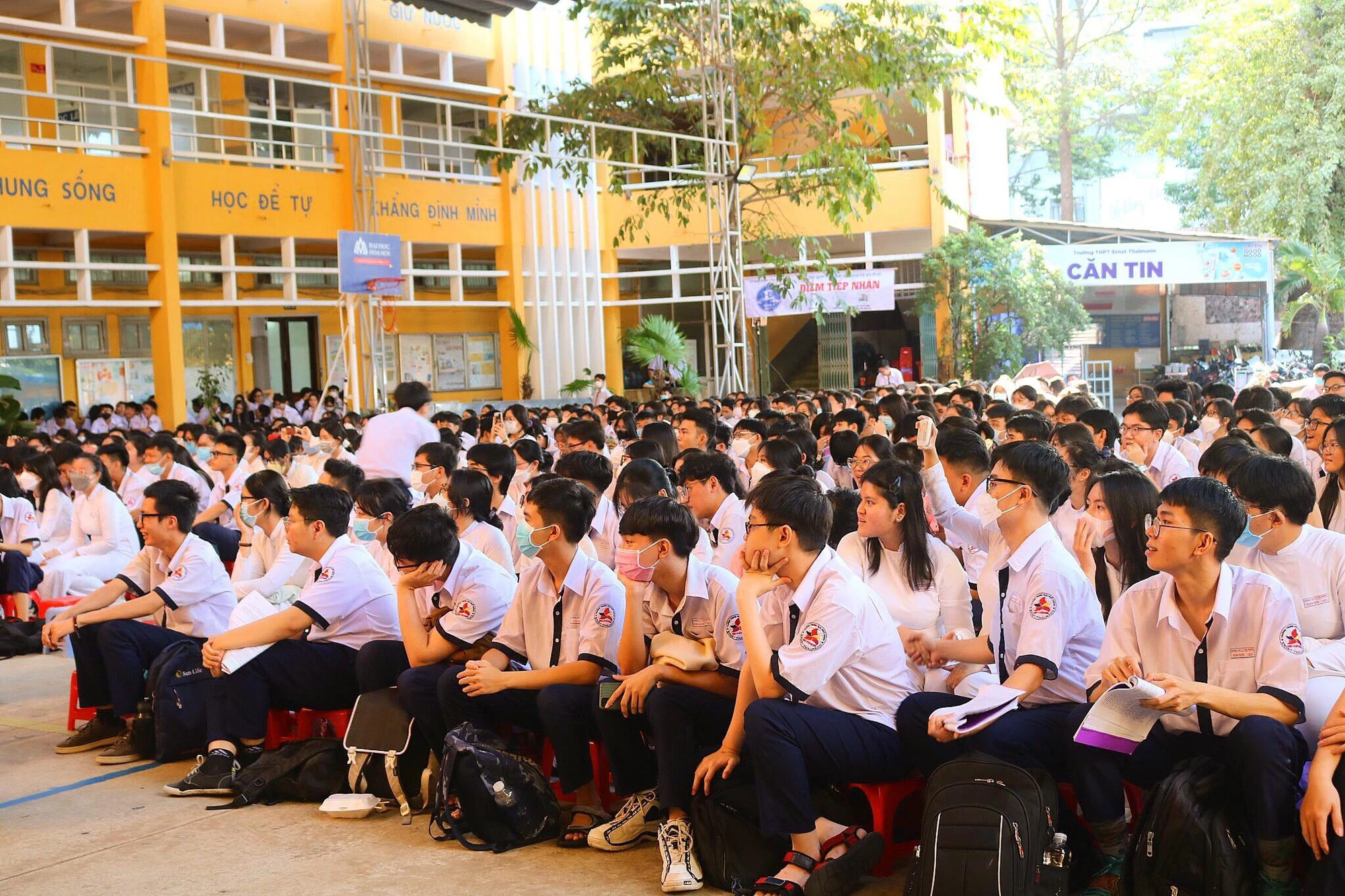 Các em HS Ten Lơ Manchăm chú và cổ vũ nhiệt tình cho các tiết mục trình diễn. Ảnh: TÚ NGÂN