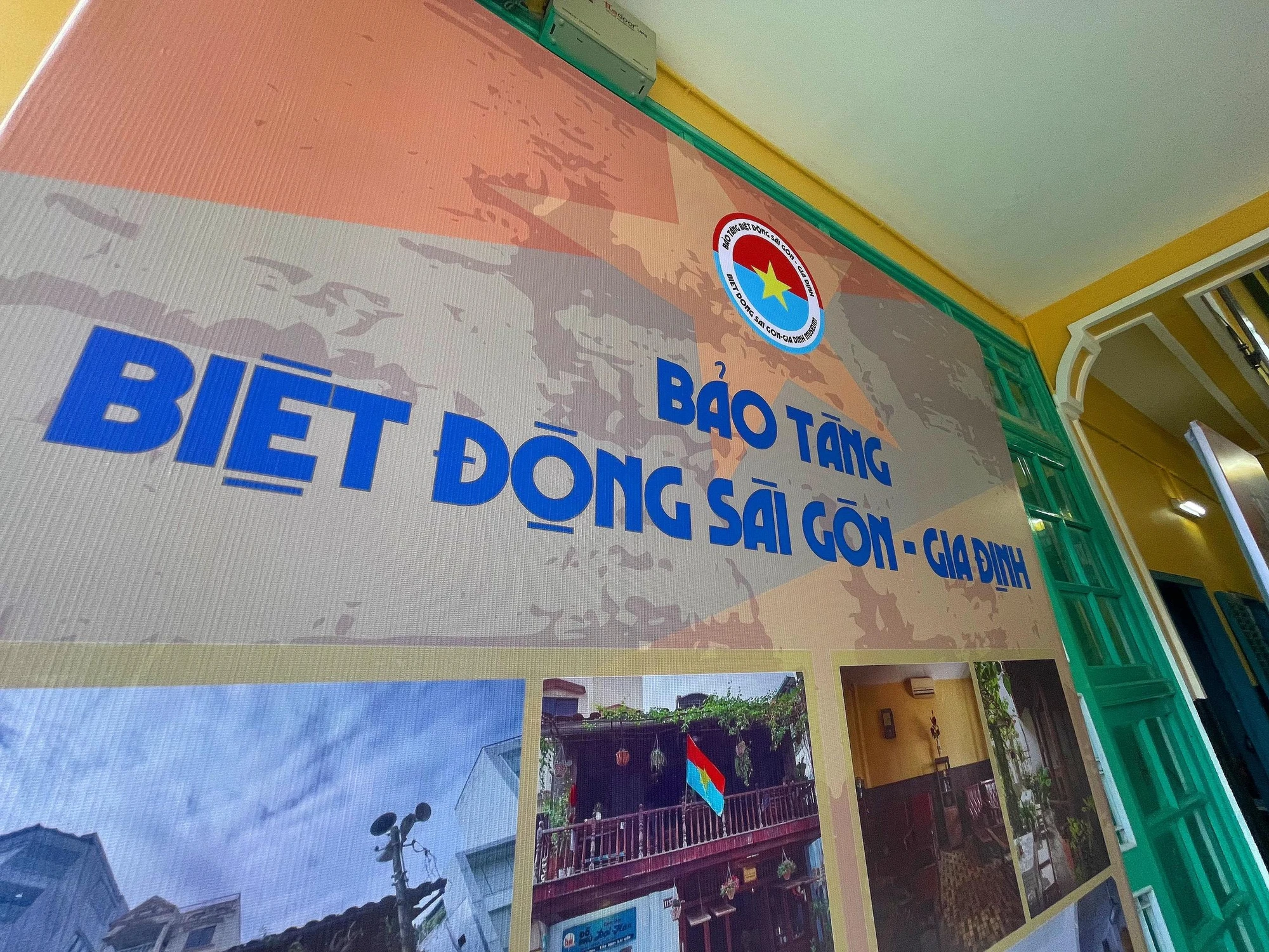 Đây là garage Tự Lực bảo trì do ông Dương Văn Đức làm chủ bên trong có 2 chiếc xe Citroen và chiếc Hino Pickup thành thùng xe 2 đáy để vận chuyển vũ khí, tài liệu, đưa rước cán bộ ra vào nội đô Sài Gòn bấy giờ Đây là garage Tự Lực bảo trì do ông Dương Văn Đức làm chủ bên trong có 2 chiếc xe Citroen và chiếc Hino Pickup thành thùng xe 2 đáy để vận chuyển vũ khí, tài liệu, đưa rước cán bộ ra vào nội đô Sài Gòn bấy giờ