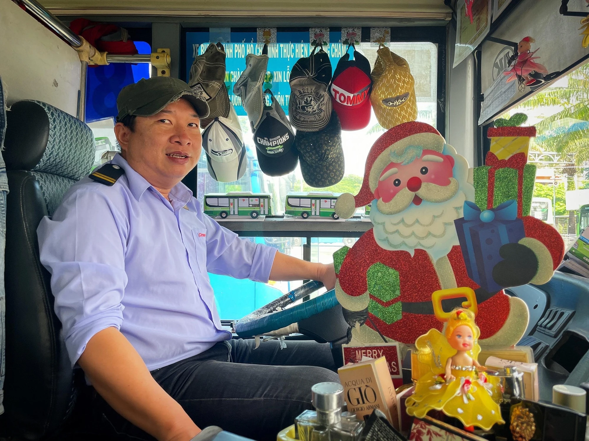 Tài xế Lê Xuân Huy xem chiếc xe buýt 86 như ngôi nhà thứ hai của mình. Ảnh: TÚ NGÂN Góc Giáng sinh trên chiếc xe buýt số 86 khiến hành khách thích thú