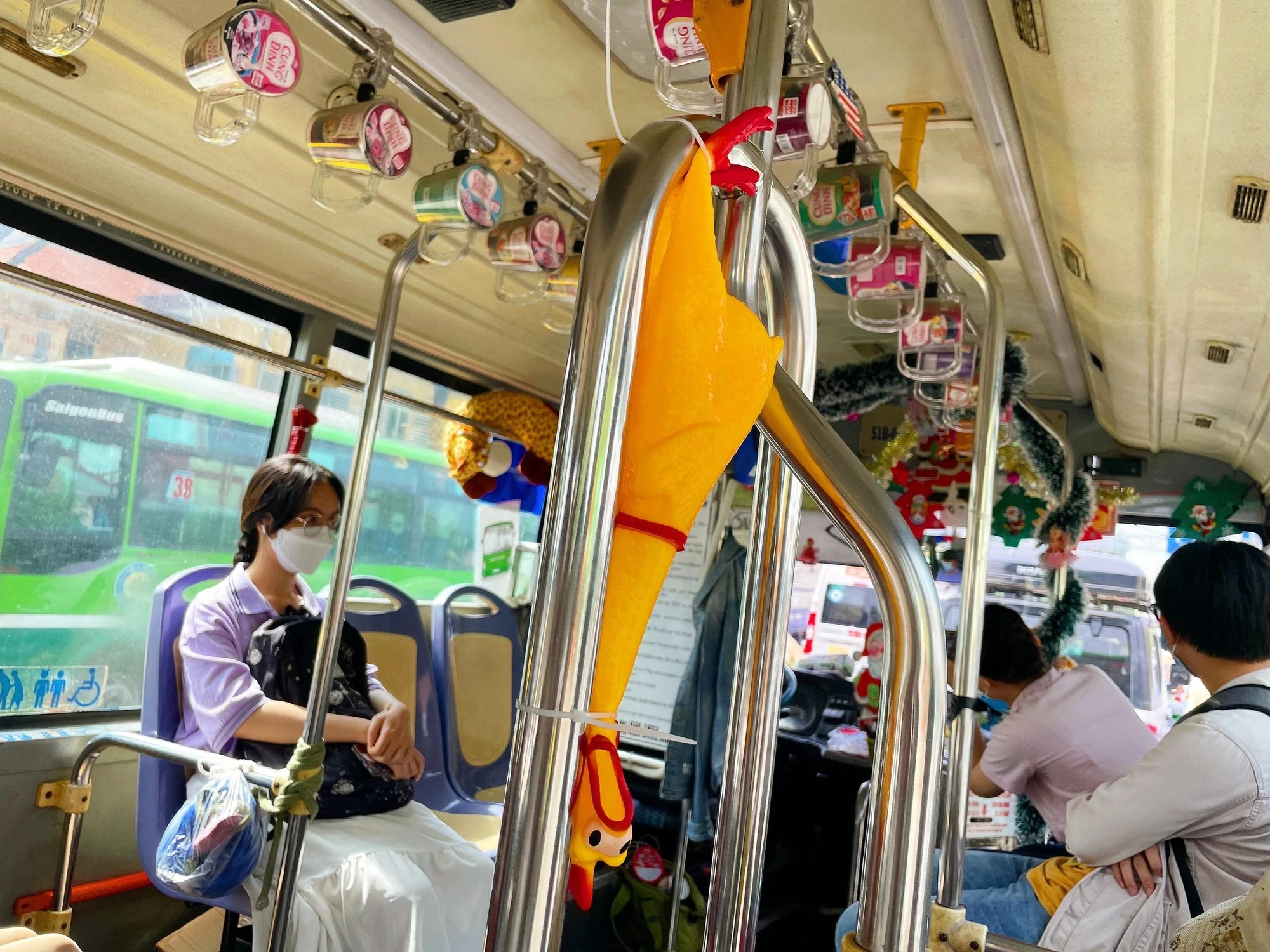 Ngoài ra trên chiếc buýt đặc biệt này, khi hành khách muốn xuống trạm chỉ cần ấn vào chú gà ngộ nghĩnh kia tiếng kêu "píp píp" sẽ phát ra tín hiệu cho bác tài ghé lại. Ảnh: TÚ NGÂN Ngoài ra trên chiếc buýt đặc biệt này, khi hành khách muốn xuống trạm chỉ cần ấn vào chú gà ngộ nghĩnh kia tiếng kêu "píp píp" sẽ phát ra tín hiệu cho bác tài ghé lại. Ảnh: TÚ NGÂN