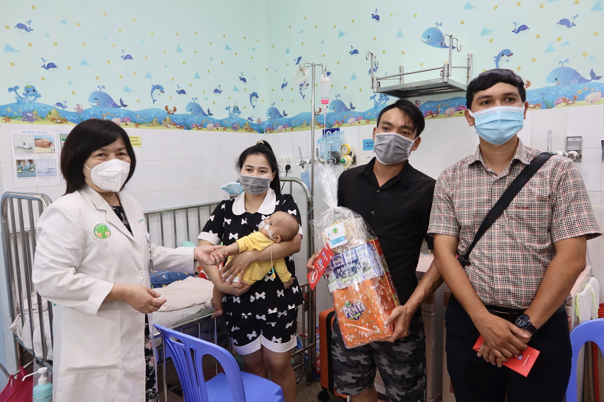 BS.CK2 Lê Thị Minh Hồng – Phó giám đốc BV Nhi Đồng 2 thăm hỏi tặng quà cho bệnh nhi - ảnh: TRẦN MINH