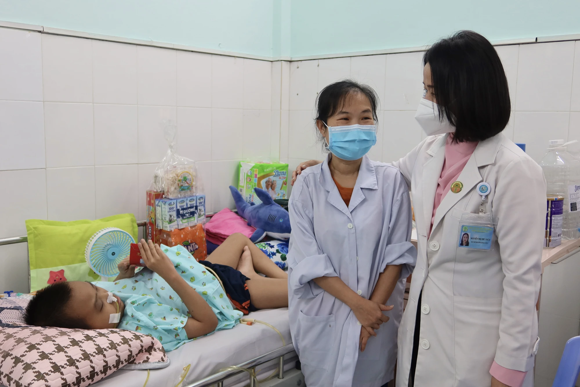 Trao quà Tết cho bệnh nhi ở lại điều trị tại Bệnh viện ảnh 4