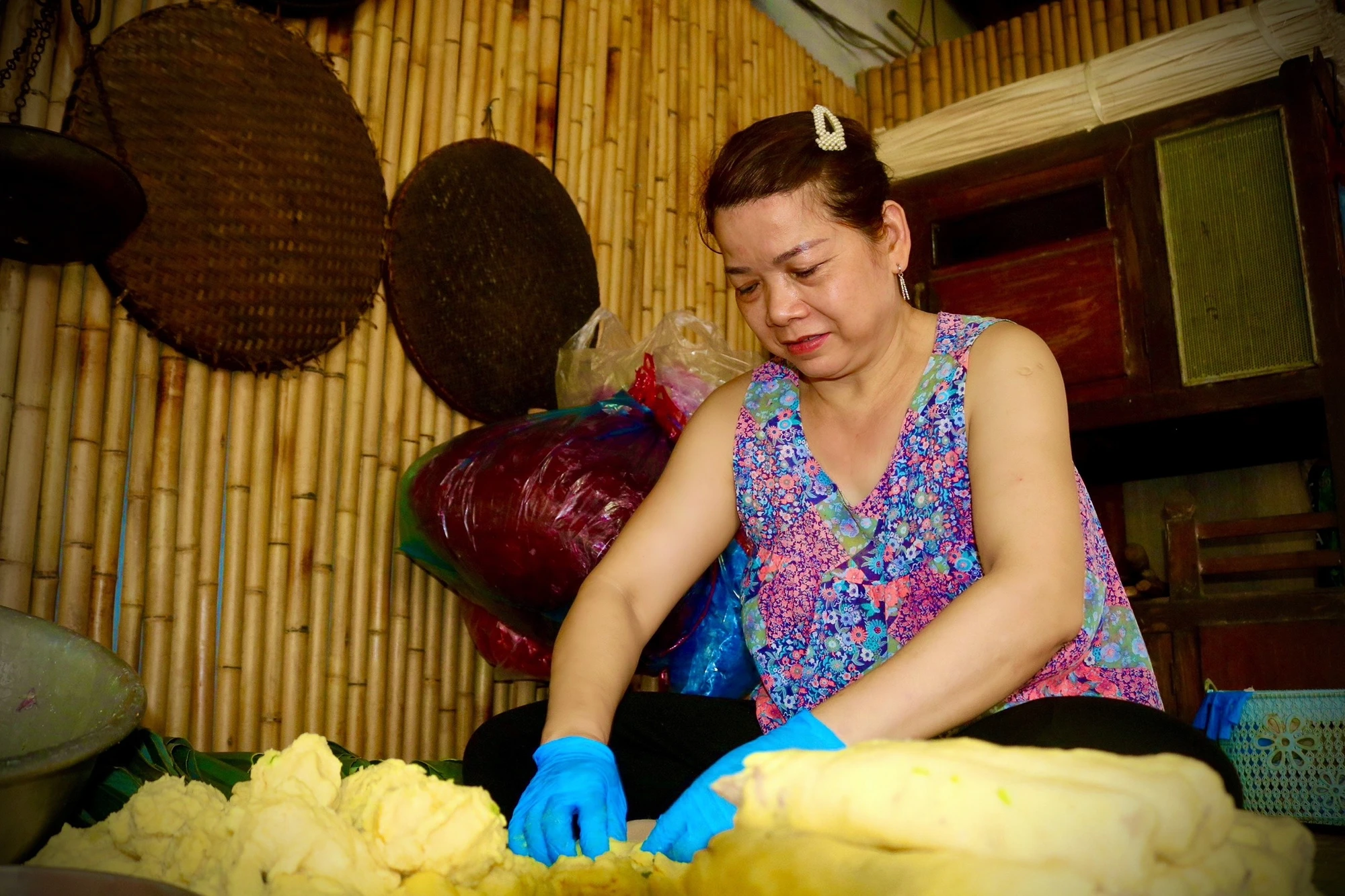 Chị Nguyễn Thị Thanh Bình ( 48 tuổi, con thứ bảy của cụ Ích) là một trong hai người con nối nghiệp mẹ và rất yêu nghề. Ảnh: TÚ NGÂN Chị Nguyễn Thị Thanh Bình ( 48 tuổi, con thứ bảy của cụ Ích) là một trong hai người con nối nghiệp mẹ và rất yêu nghề. Ảnh: TÚ NGÂN