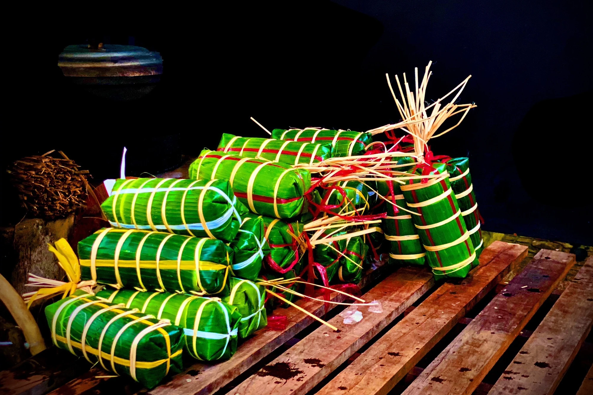 Những chiếc bánh sau khi thành phẩm được mang nấu trong nước sôi độ chừng 6 - 8 tiếng. Ảnh: TÚ NGÂN Những chiếc bánh sau khi thành phẩm được mang nấu trong nước sôi độ chừng 6 - 8 tiếng. Ảnh: TÚ NGÂN