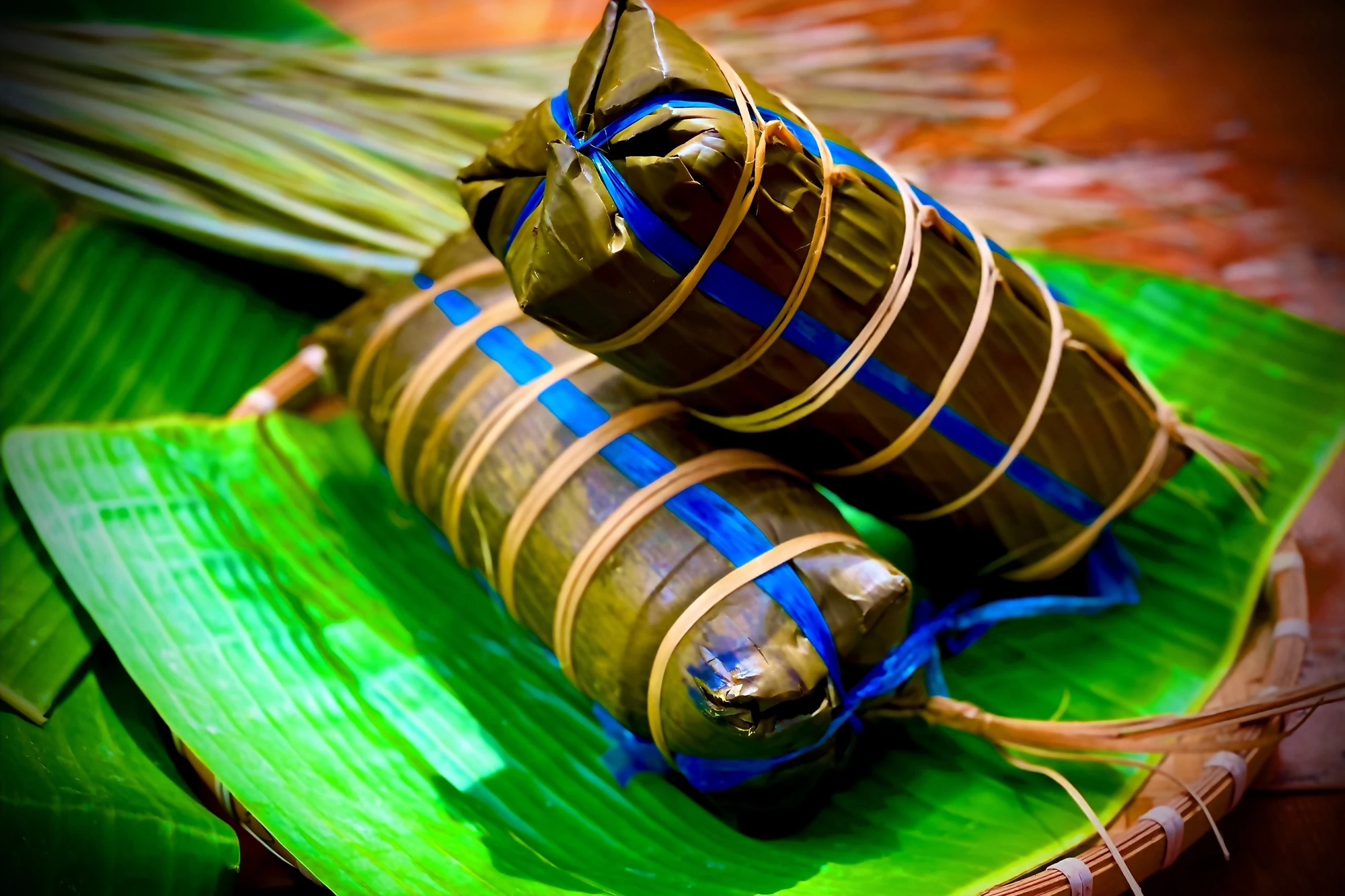 Đòn bánh tét to tròn giản đơn nhưng thể hiện ước mong về cuộc ấm no, đủ đầy của người dân Nam Bộ. Ảnh: TÚ NGÂN Đòn bánh tét to tròn giản đơn nhưng thể hiện ước mong về cuộc ấm no, đủ đầy của người dân Nam Bộ. Ảnh: TÚ NGÂN