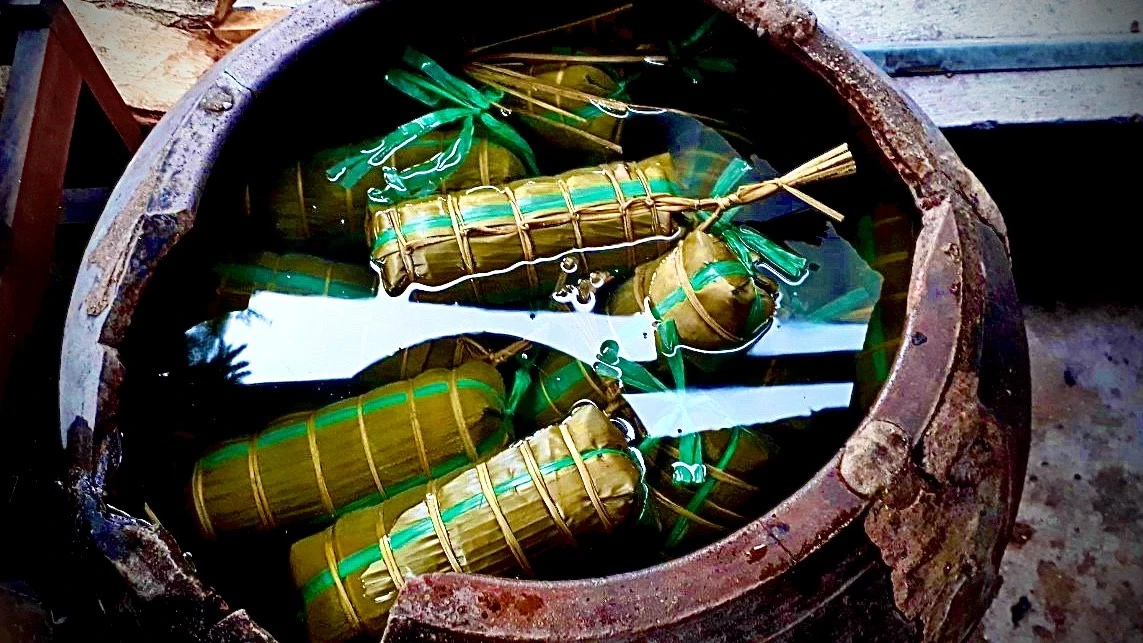 ...ngâm vào nước lạnh 20 phút cho ráo nước phục vụ khách hàng gần xa. Ảnh: TÚ NGÂN ...ngâm vào nước lạnh 20 phút cho ráo nước phục vụ khách hàng gần xa. Ảnh: TÚ NGÂN