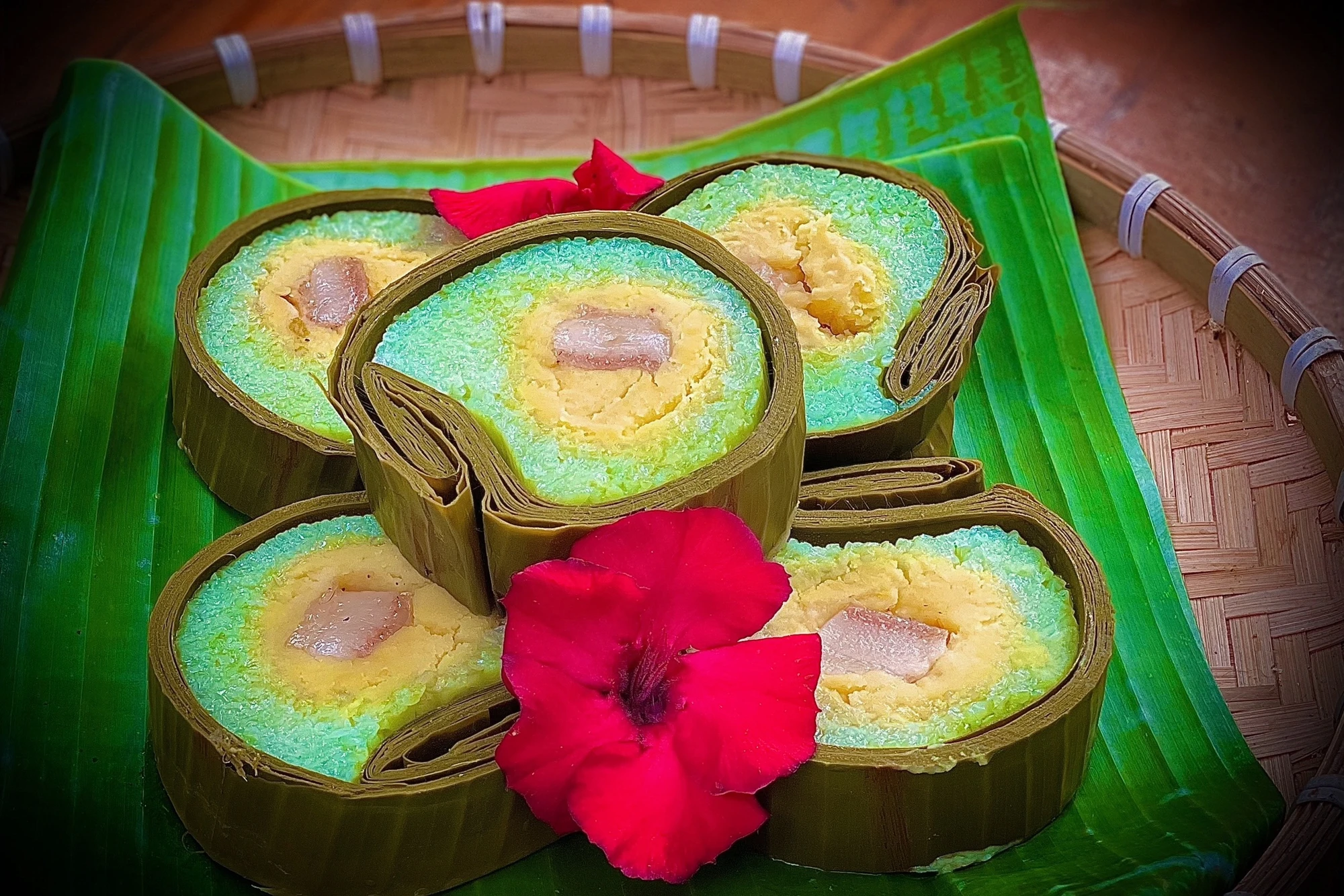 Nhân bánh béo ngậy hòa cùng lớp vỏ bánh dẻo thơm, có thể ăn kèm với dưa món, củ kiệu, hoặc chiên giòn chấm nước tương để thêm đậm đà. Ảnh: TÚ NGÂN Nhân bánh béo ngậy hòa cùng lớp vỏ bánh dẻo thơm, có thể ăn kèm với dưa món, củ kiệu, hoặc chiên giòn chấm nước tương để thêm đậm đà. Ảnh: TÚ NGÂN