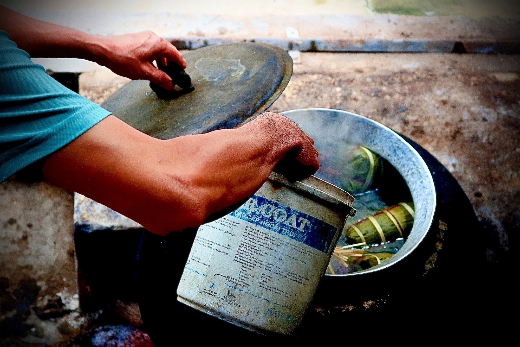 Trong quá trình nấu, phải thường xuyên thêm củi, châm thêm nước vào nồi. Ảnh: TÚ NGÂN Trong quá trình nấu, phải thường xuyên thêm củi, châm thêm nước vào nồi. Ảnh: TÚ NGÂN
