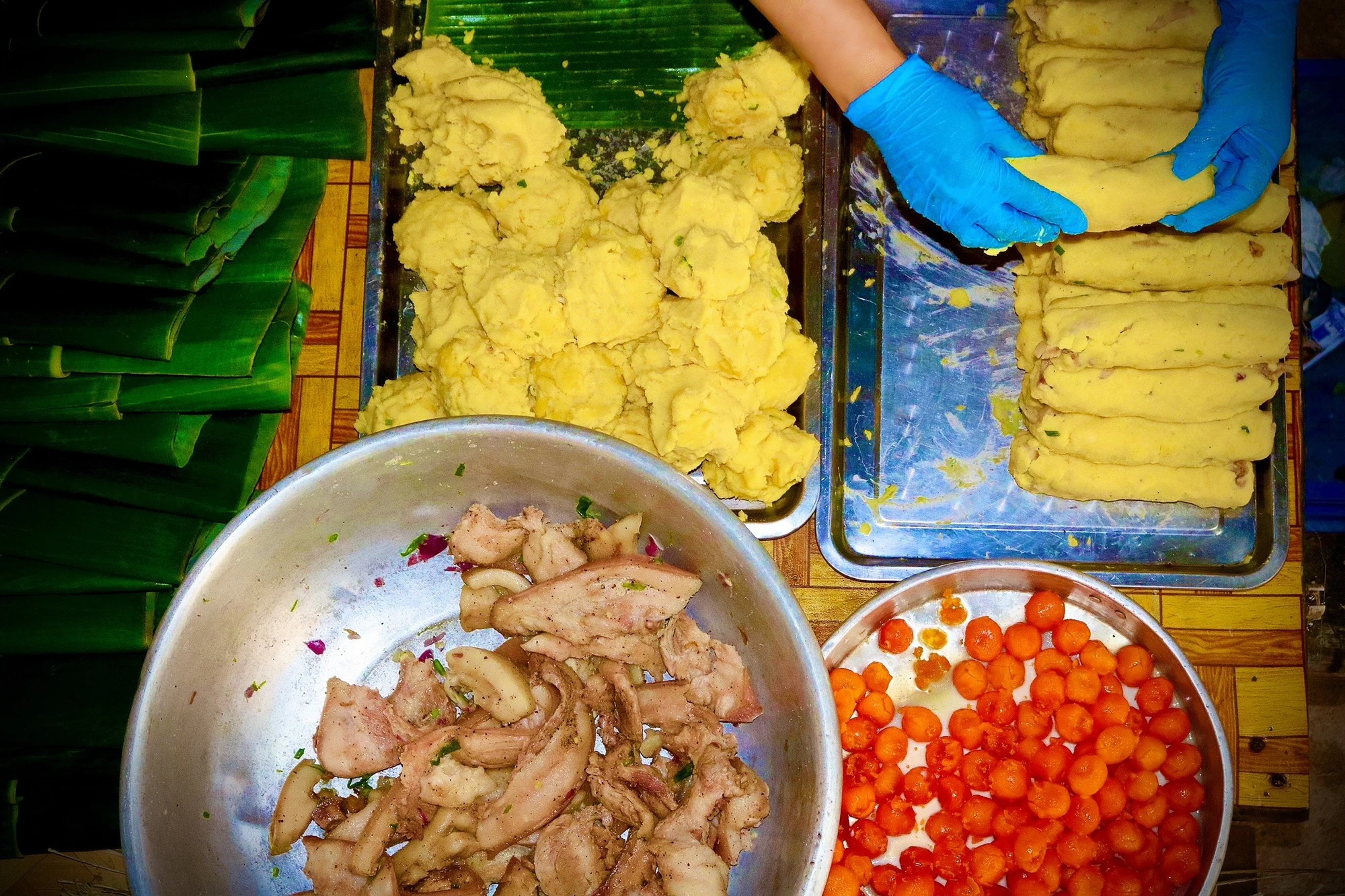 Các công đoạn ngâm nếp, phơi lá, chọn thịt, xào đậu xanh, bóc trứng muối,.. sẵn sàng cho việc gói bánh. Ảnh: TÚ NGÂN Các công đoạn ngâm nếp, phơi lá, chọn thịt, xào đậu xanh, bóc trứng muối,.. sẵn sàng cho việc gói bánh. Ảnh: TÚ NGÂN