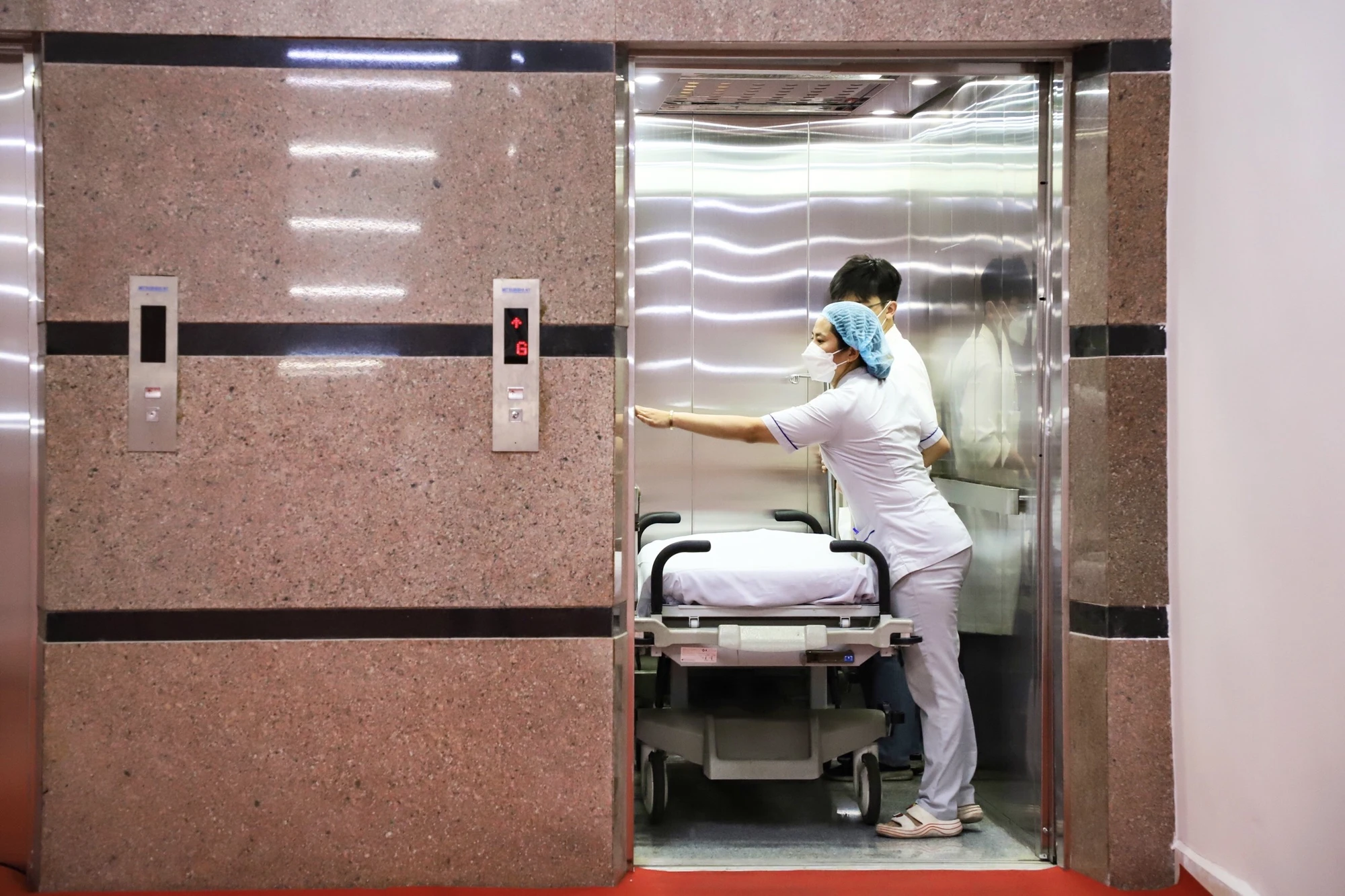 Đường vào hầm tại 2 tòa nhà được lắp đặt thang máy, mỗi thang đủ sức chứa một băng ca và 3-4 nhân viên cùng lúc. Đường vào hầm tại 2 tòa nhà được lắp đặt thang máy, mỗi thang đủ sức chứa một băng ca và 3-4 nhân viên cùng lúc.