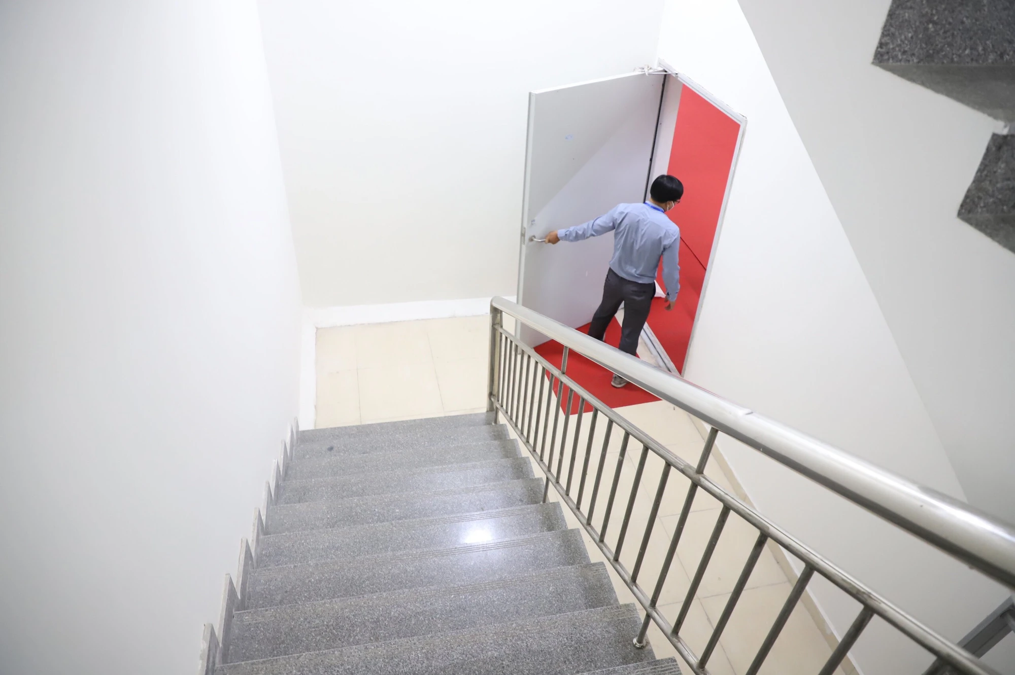 Đường hầm được bố trí lối thoát hiểm bằng thang bộ và hệ thống máy bơm thoát nước chống ngập. Đường hầm được bố trí lối thoát hiểm bằng thang bộ và hệ thống máy bơm thoát nước chống ngập.