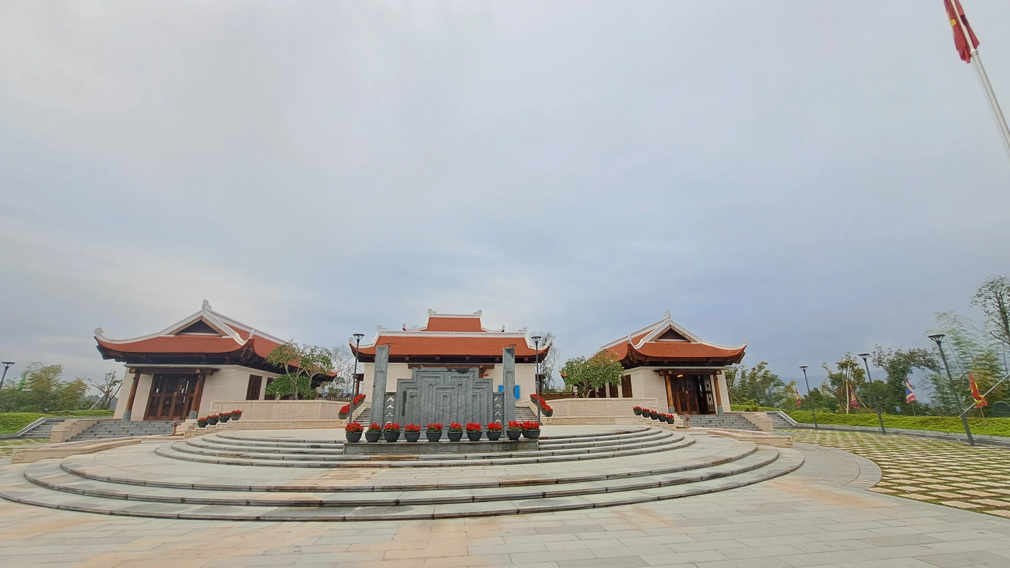 Doan-cong-tan-X04-dang-huong--den-tho-liet-sy-chien-truong-dien-bien-phu-6.jpg