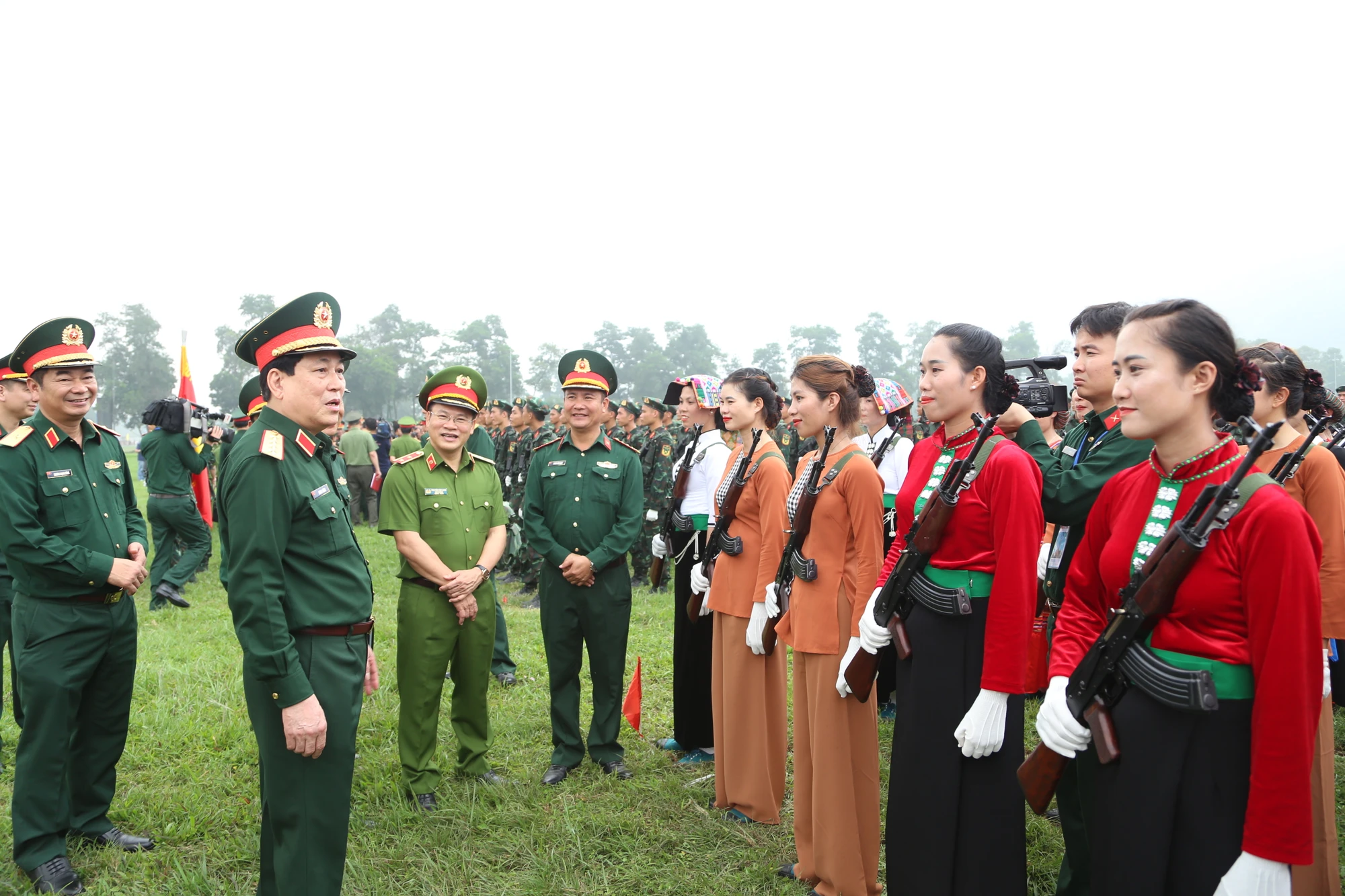 Nhung-bong-hong-tham-gia-le-dieu-binh-3.JPG