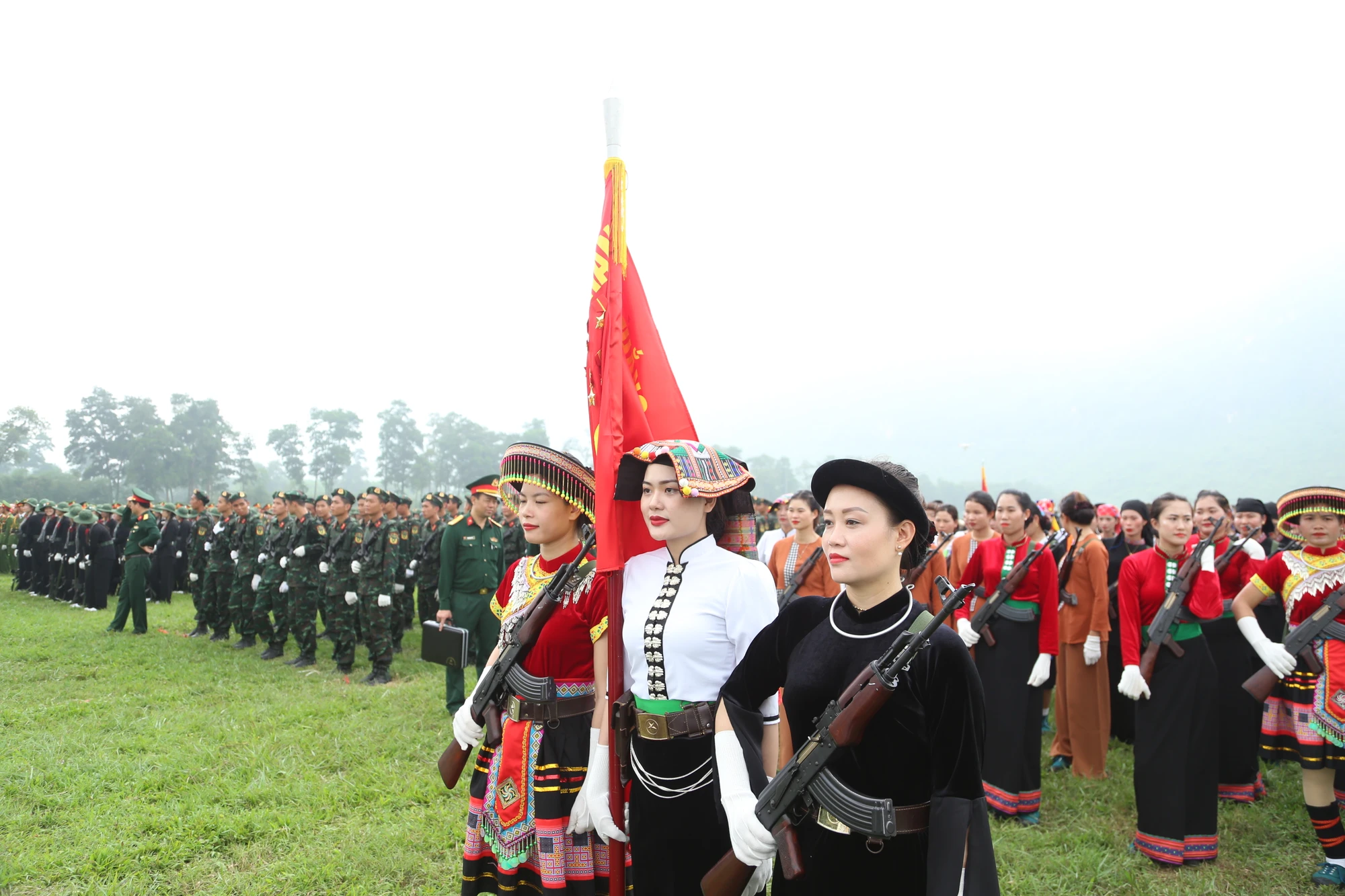 Nhung-bong-hong-tham-gia-le-dieu-binh-5.JPG