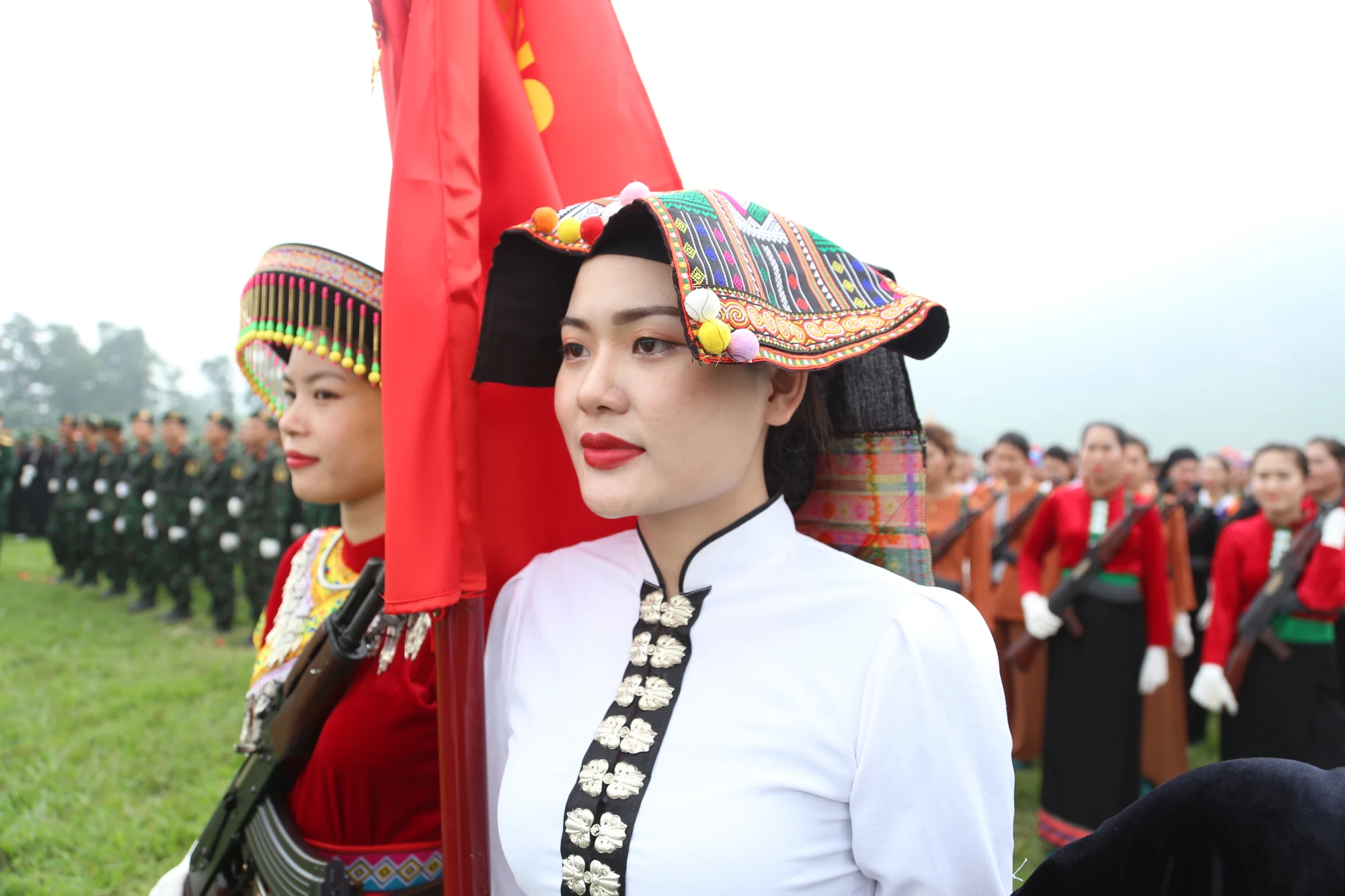 Nhung-bong-hong-tham-gia-le-dieu-binh-6.JPG