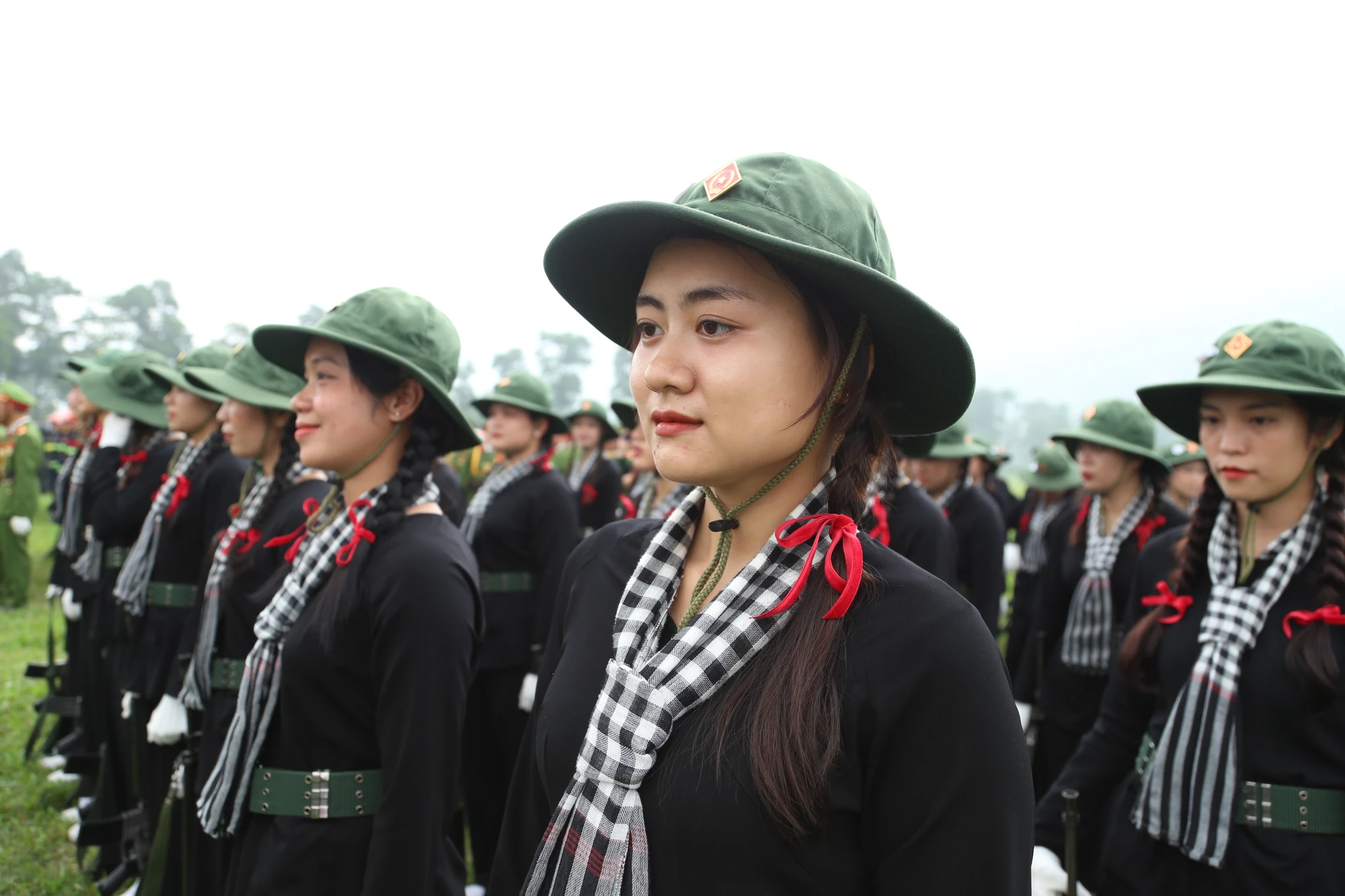 Nhung-bong-hong-tham-gia-le-dieu-binh-7.JPG