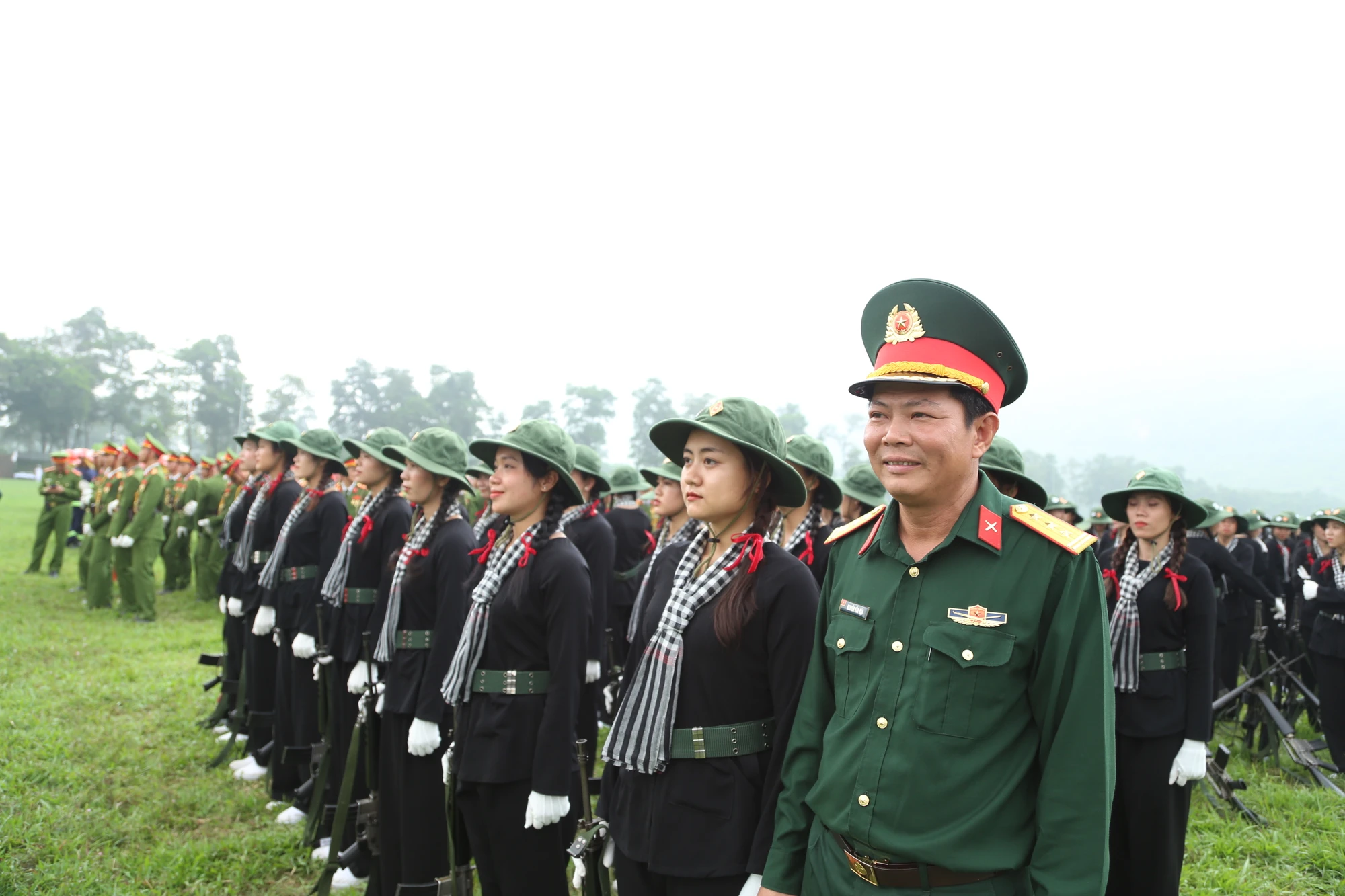 Nhung-bong-hong-tham-gia-le-dieu-binh-8.JPG