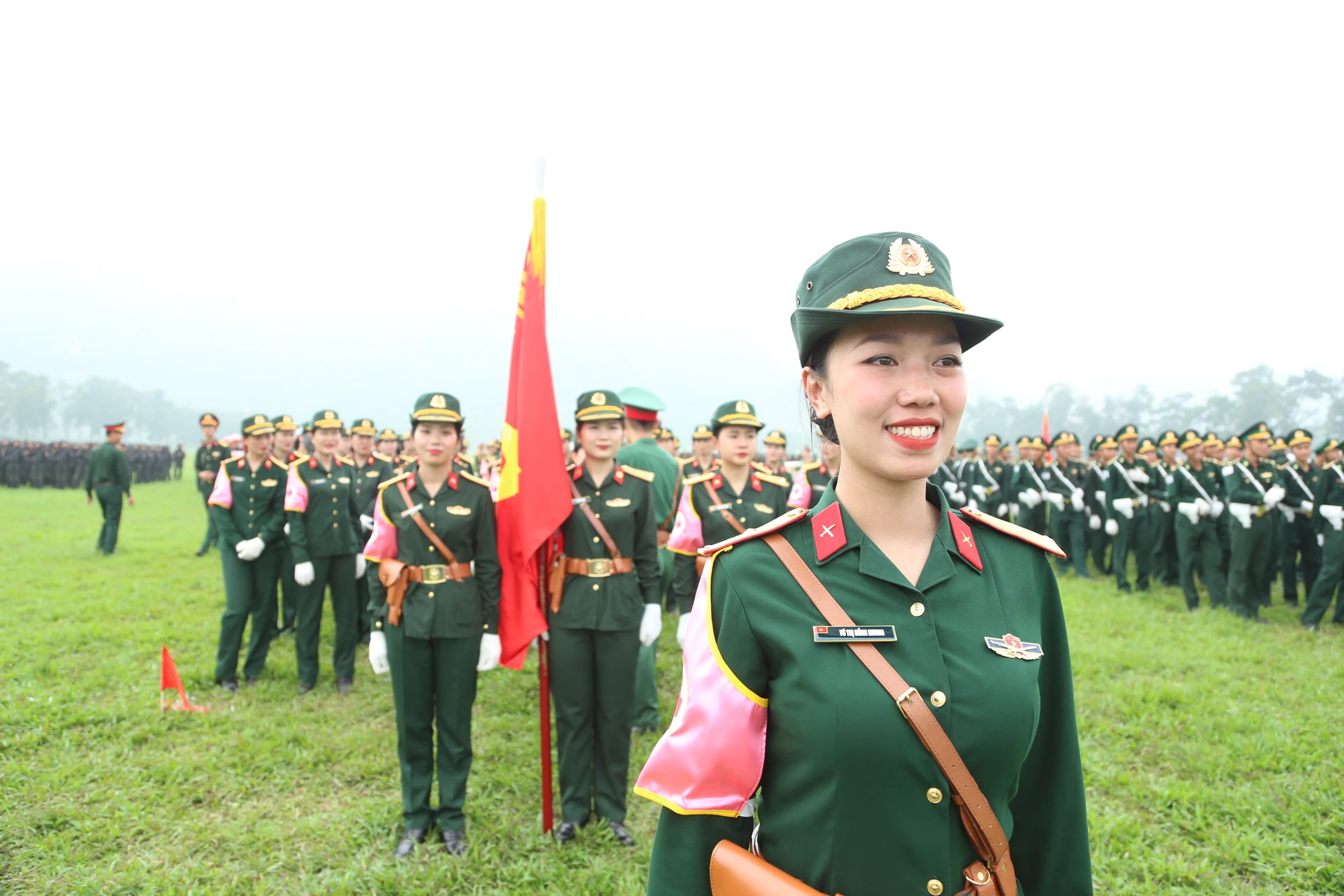 Nhung-bong-hong-tham-gia-le-dieu-binh-9.JPG