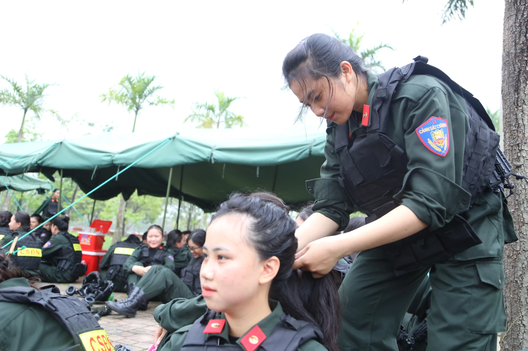 Phut-nghi-ngoi-cua-nhung-bong-hong-thep-tren-theotruong-111.JPG