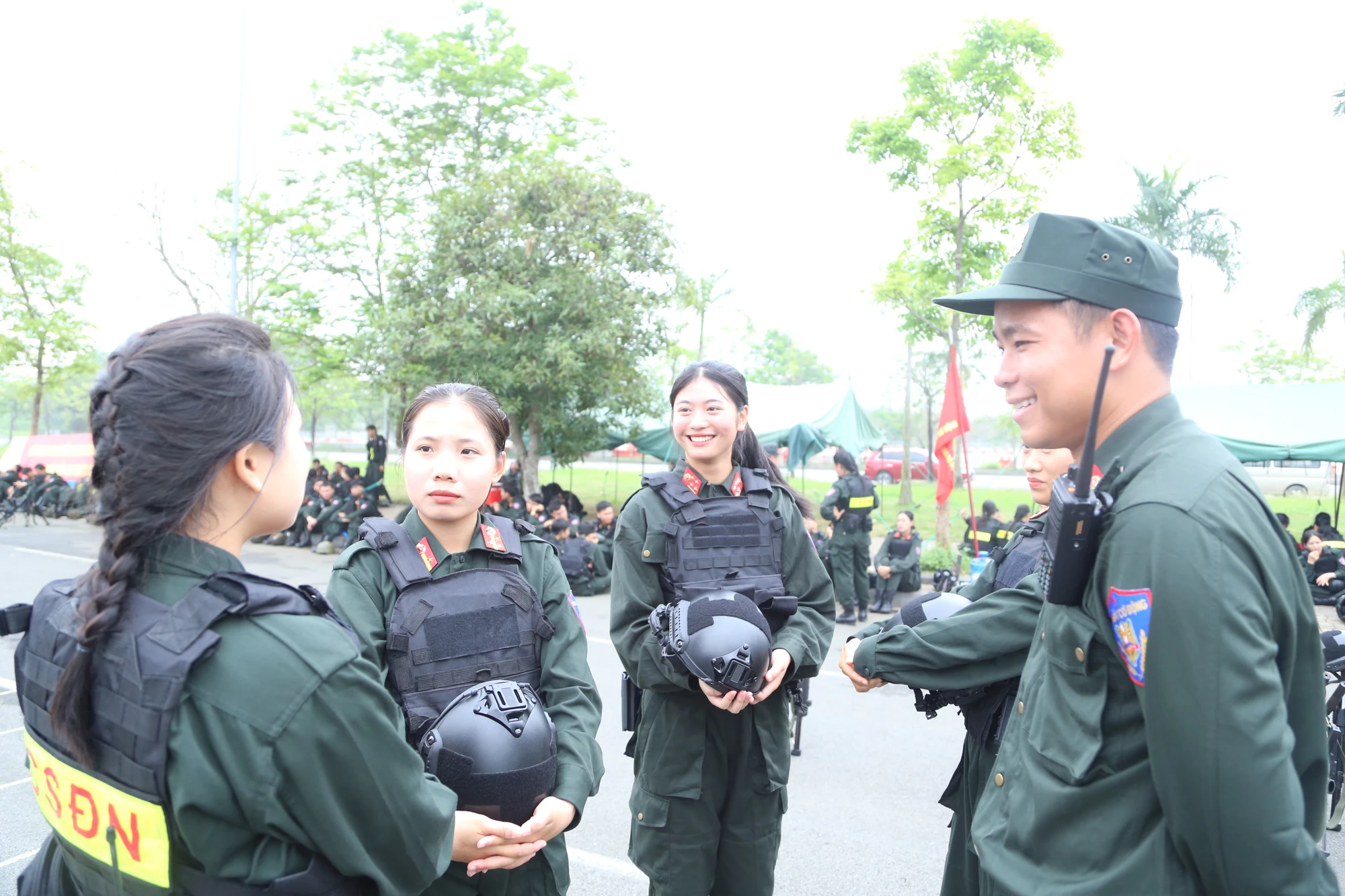 Phut-nghi-ngoi-cua-nhung-bong-hong-thep-tren-theotruong-116.JPG