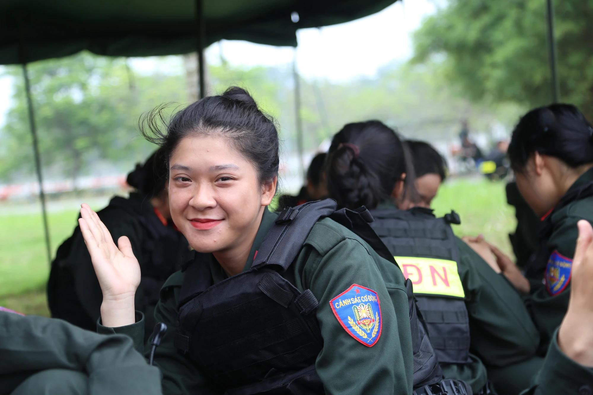 Phut-nghi-ngoi-cua-nhung-bong-hong-thep-tren-theotruong-118.JPG