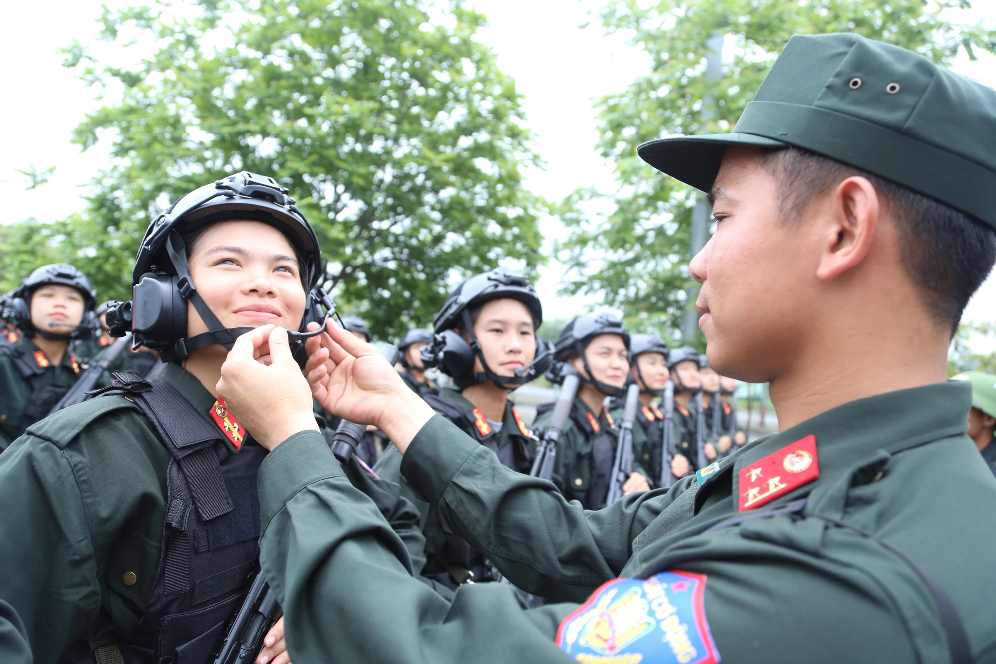 Phut-nghi-ngoi-cua-nhung-bong-hong-thep-tren-theotruong-133.JPG