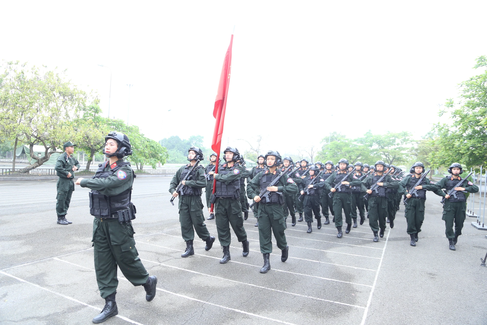 Phut-nghi-ngoi-cua-nhung-bong-hong-thep-tren-theotruong-135.JPG