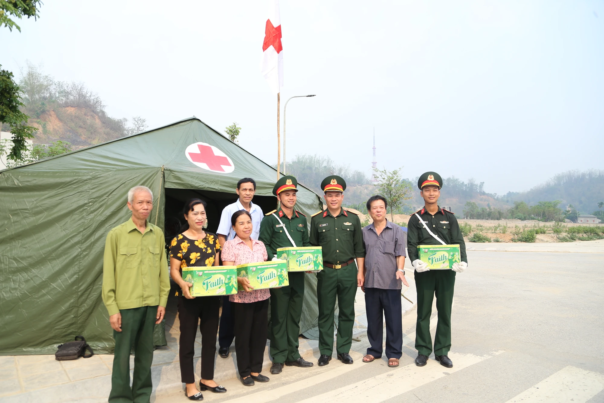 Người dân Điện Biên tiếp sức cho các chiến sĩ luyện tập diễu binh, diễu hành