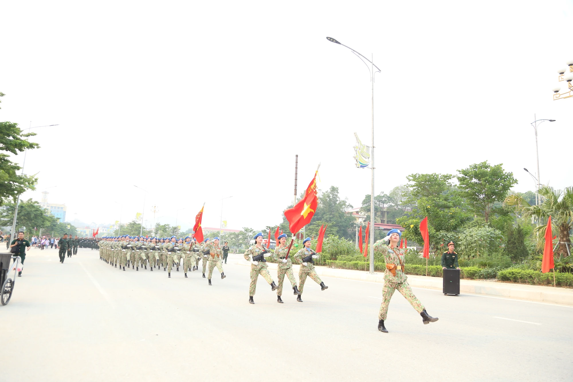 Nguoi-dan-Dien-Bien-tie-xuc-luc-luong-dieu-binh-dieu-hanh-18.JPG