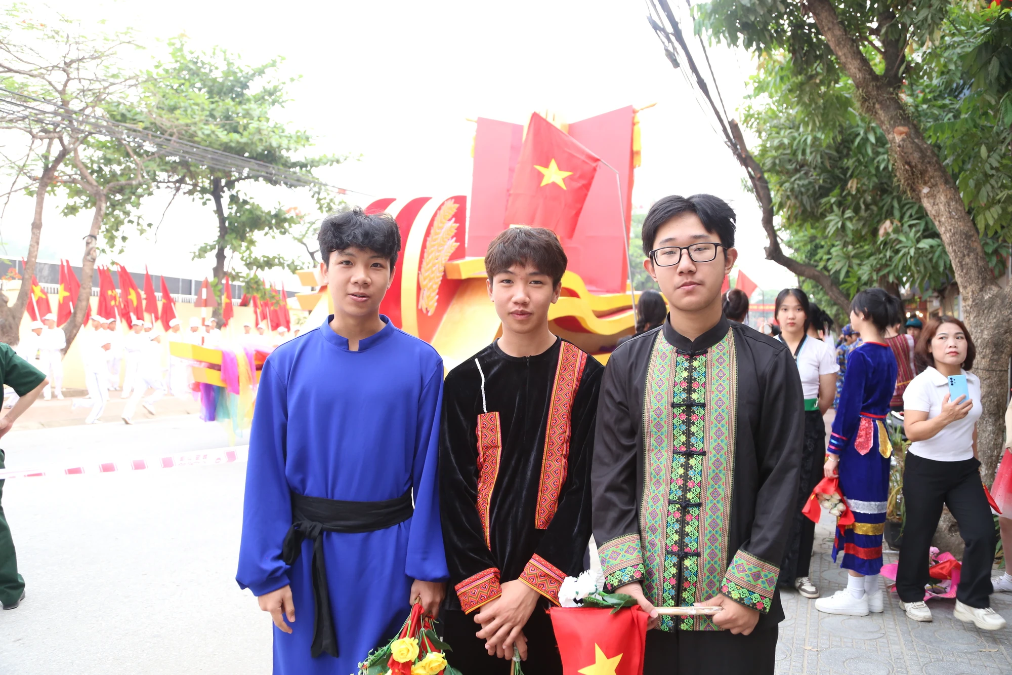 Khoi-ruoc-Quoc-huy-le-ky-niem-70-nam-chien-thang-Dien-Bien-Phu-11.JPG