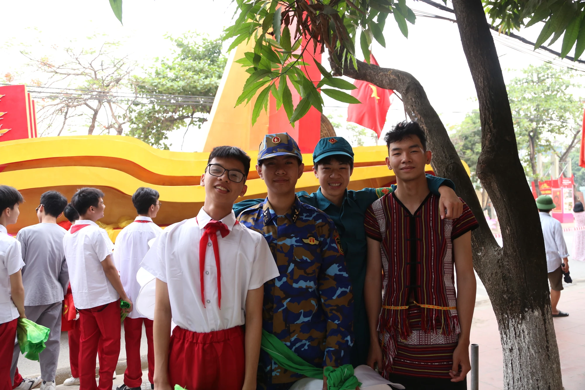 Khoi-ruoc-Quoc-huy-le-ky-niem-70-nam-chien-thang-Dien-Bien-Phu-12.JPG