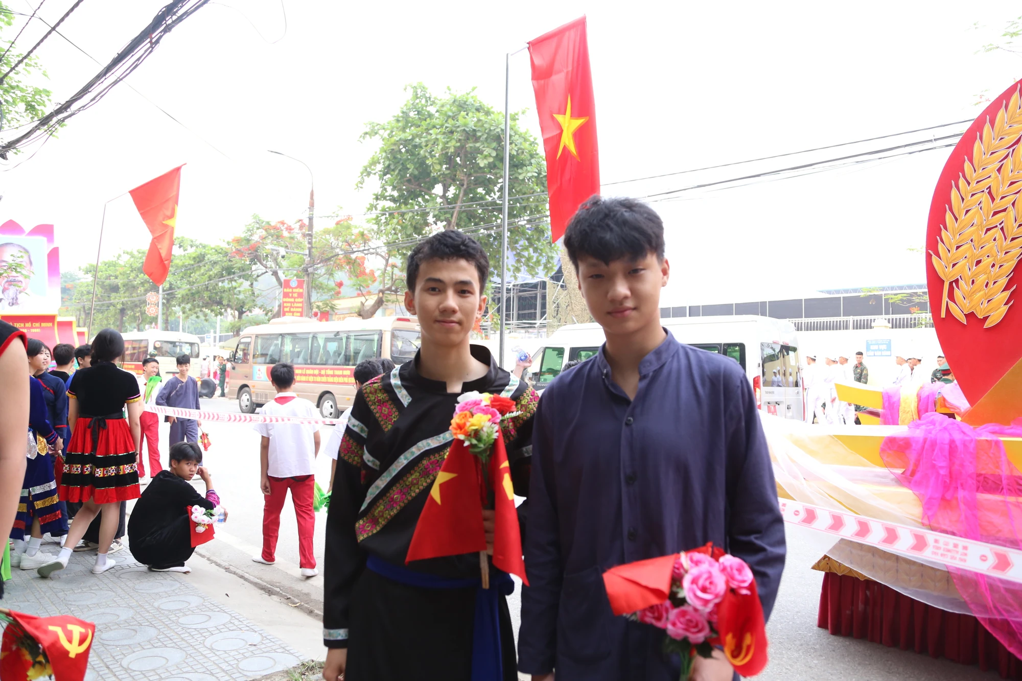 Khoi-ruoc-Quoc-huy-le-ky-niem-70-nam-chien-thang-Dien-Bien-Phu-9.JPG