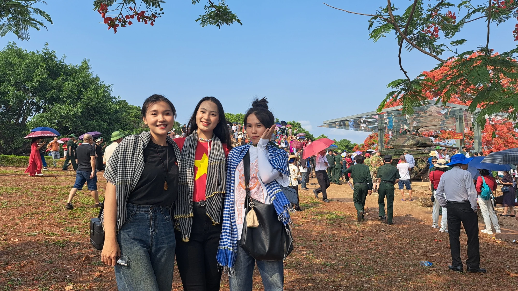 Hàng vạn người tham quan Đồi A1 trước ngày đại lễ chiến thắng Điện Biên Phủ