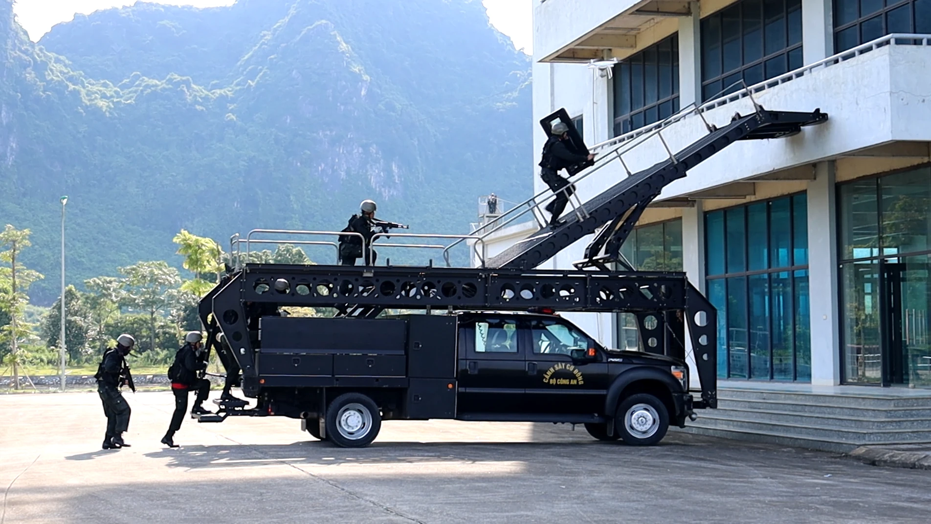 Can-canh-Canh-sat-dac-nhiem-ren-quan-chong-khung-bo-13.png