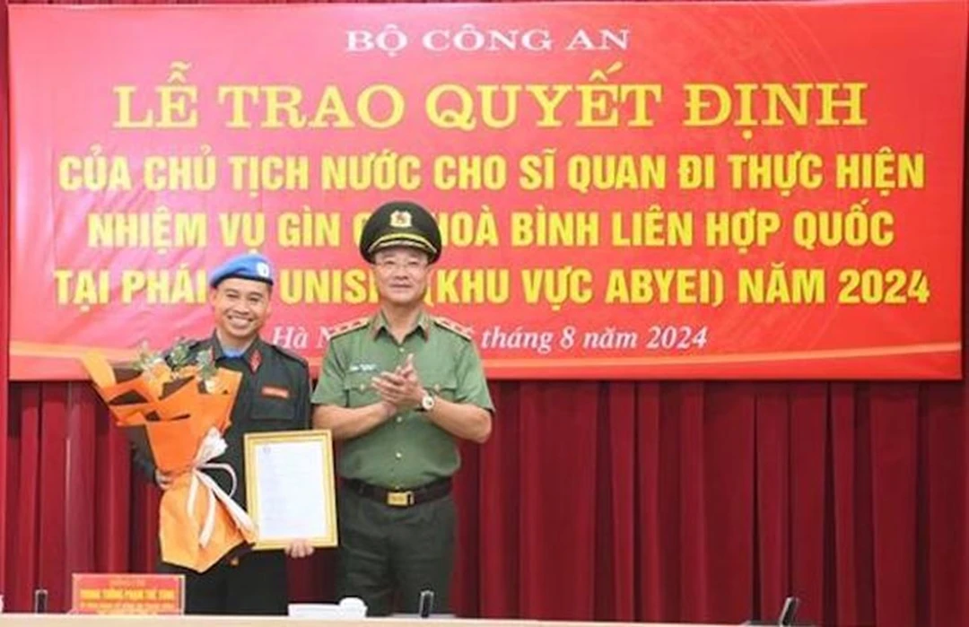 Nhung-su-gia-gin-gin-hoa-binh-mang-ten-Cong-an-nhan-dan-Viet-Nam-27.jpg