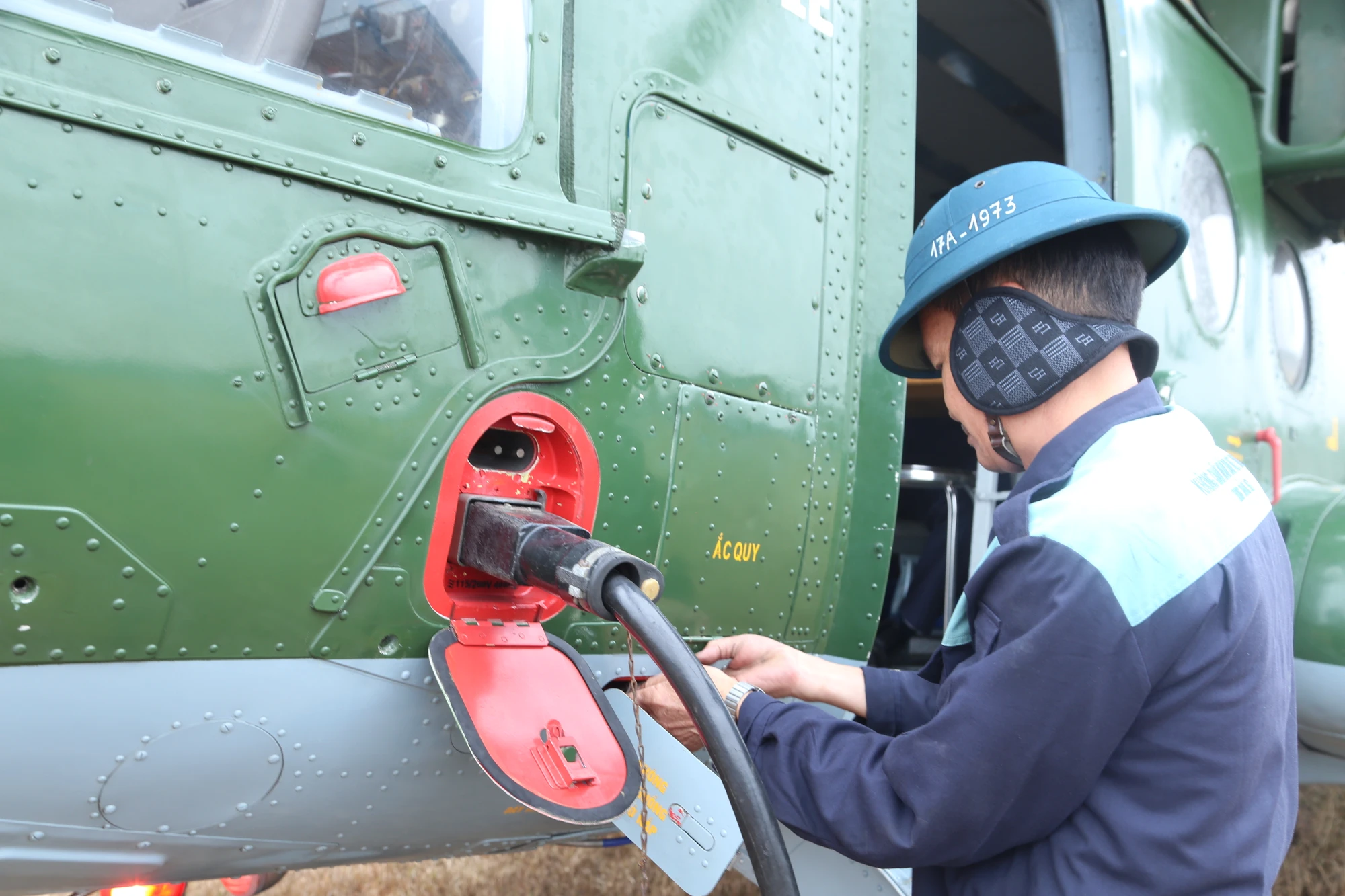 Xem-Su-gia-bau-troi-luyen-bay-chao-mung-trien-lam-quoc-phong-quoc-te-Viet-Nam-2024-1.JPG