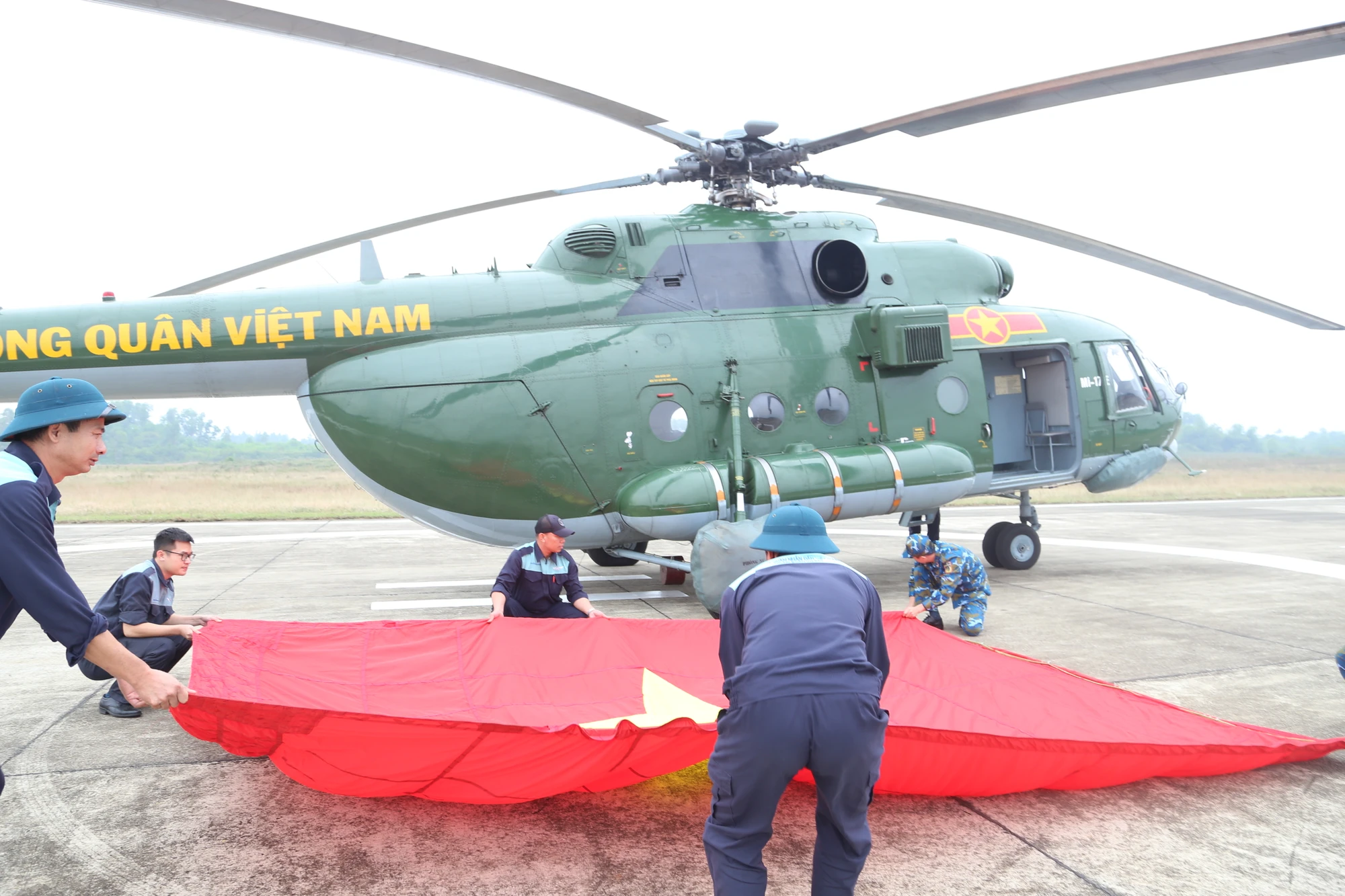Xem-Su-gia-bau-troi-luyen-bay-chao-mung-trien-lam-quoc-phong-quoc-te-Viet-Nam-2024-10.JPG