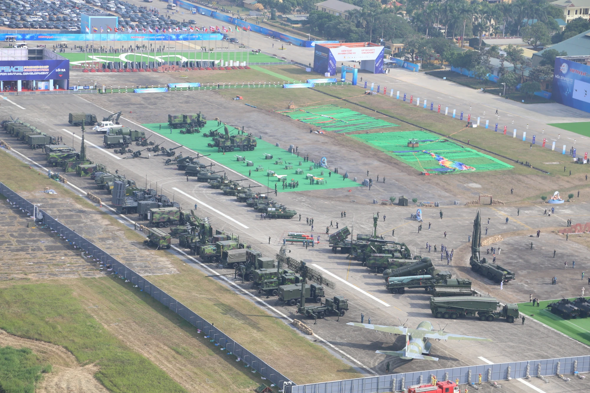 Trien-lam-Quoc-phong-quoc-te-Viet-Nam-2024-Nhin-tu-co-to-quoc-tren-cao-12.JPG