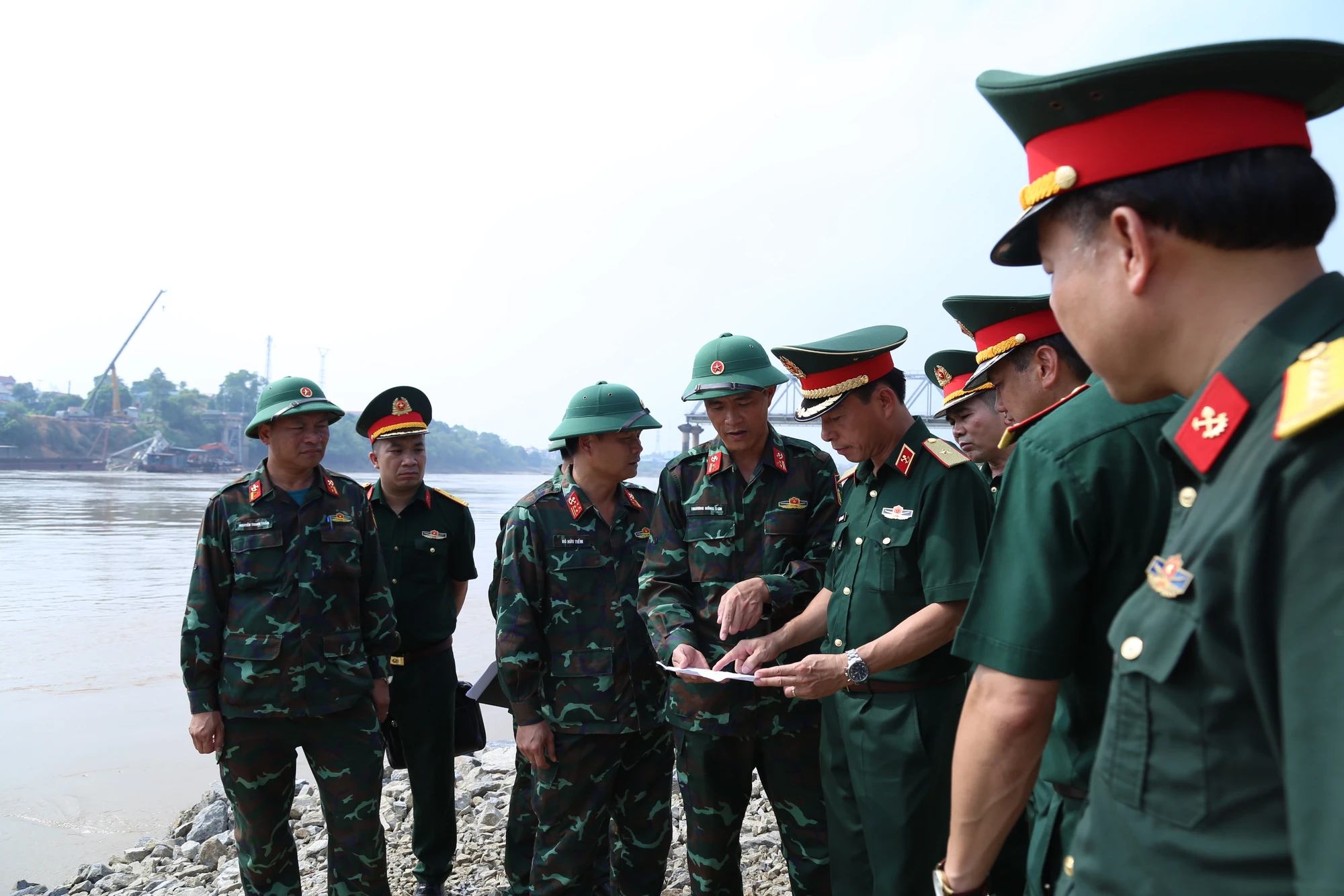 Thiếu tướng Trần Trung Hòa, Tư lệnh Binh chủng Công binh chỉ đạo công tác tìm kiếm cứu nạn - cứu hộ và bắc cầu phao bảo đảm giao thông trong vụ sập cầu Phong Châu, tháng 9-2024. Ảnh: BCCB cung cấp.