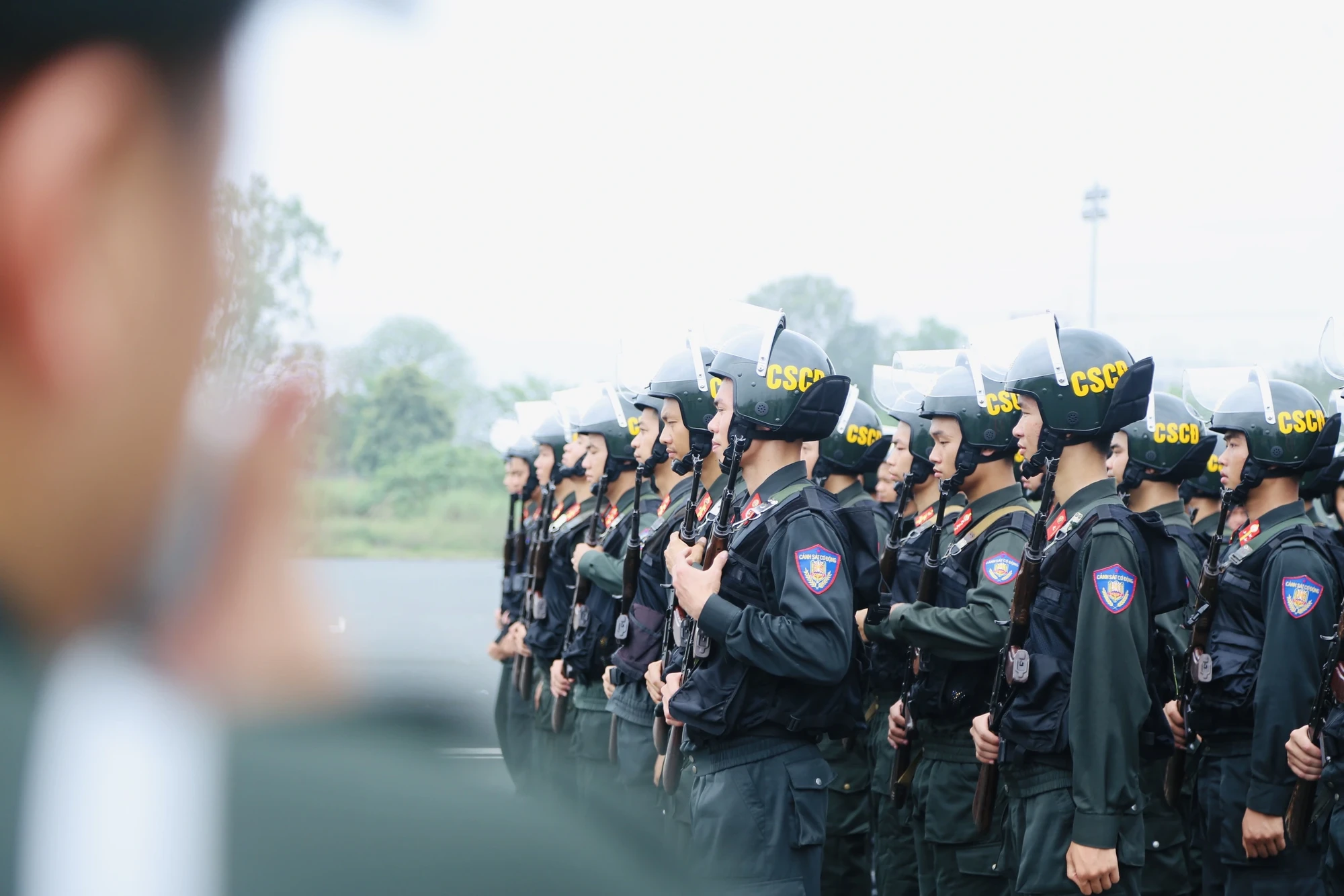 Canh-sat-bao-ve-muc-tieu-ngoai-giao-don-nhan-Huan-chuong-chien-cong-hang-Ba.jpg