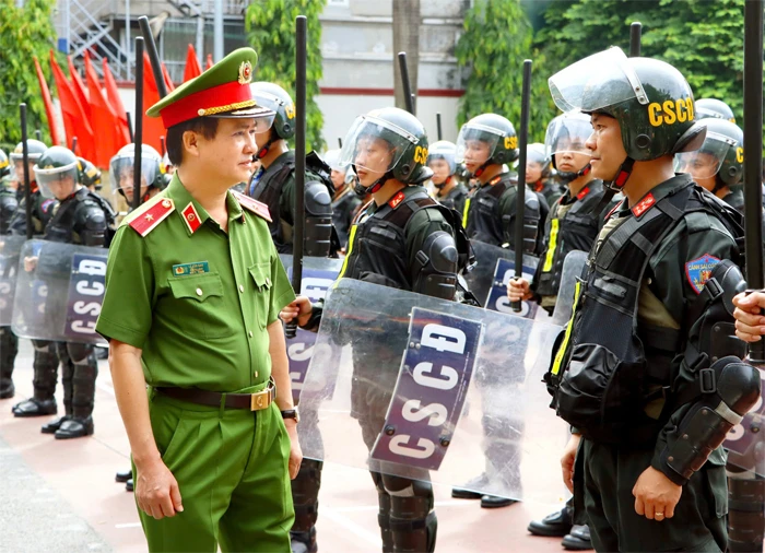 Canh-sat-bao-ve-muc-tieu-ngoai-giao-don-nhan-Huan-chuong-chien-cong-hang-Ba-7.jpg