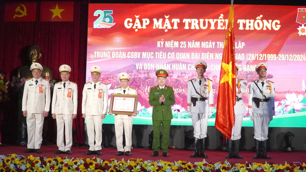 Canh-sat-bao-ve-muc-tieu-ngoai-giao-don-nhan-Huan-chuong-chien-cong-hang-Ba-9.jpg
