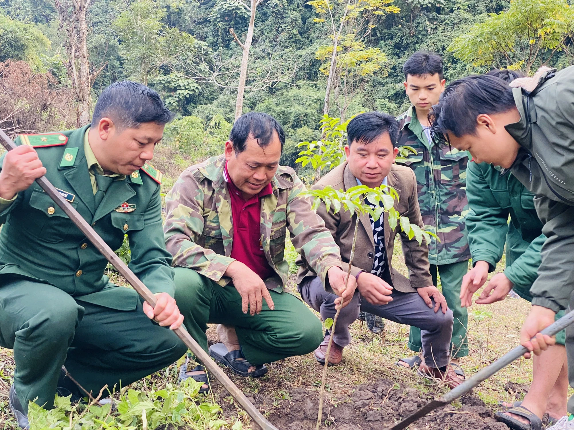 Xay-dung-the-tran-long-dan-vung-manh-ba0-ve-bien-gioi-quoc gia-7.jpg